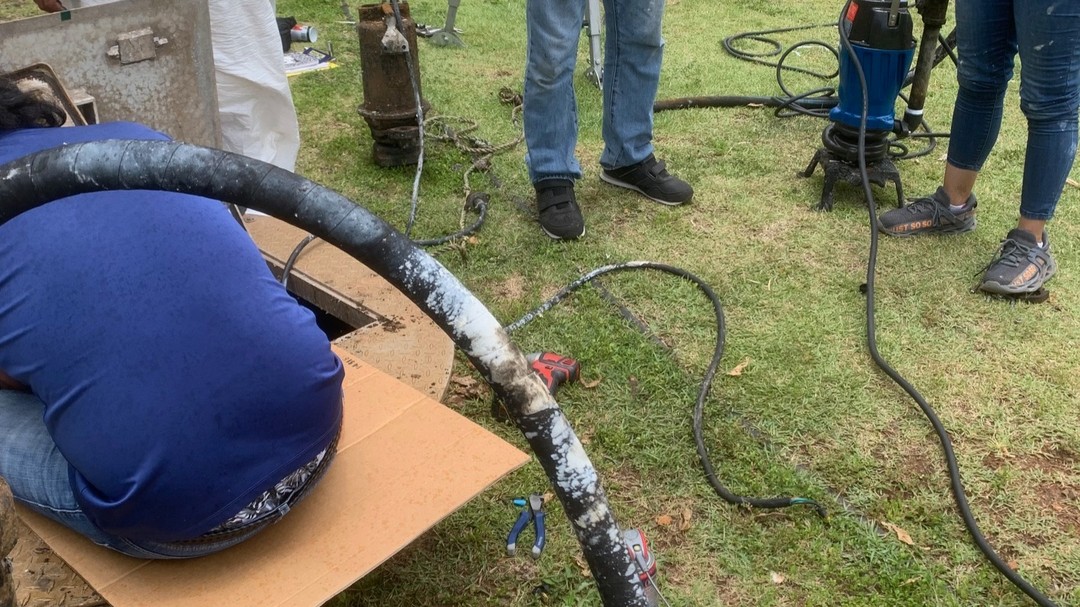 Shown in the images is the process of replacing a razor grinder pump.
Its application is solids handling.