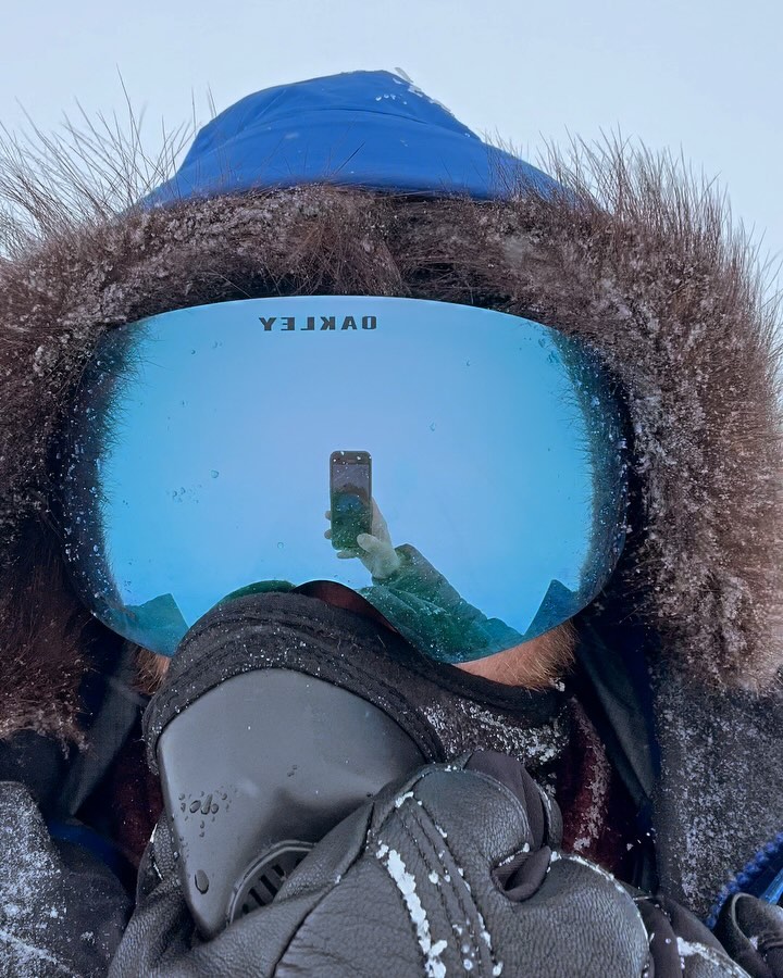 The storms and whiteouts of Greenland 🤩
Extreme weather is🤘🏻💣
Imagine skiing inside a ping pong ball, cottonwool or extreme fog and you’ll have a good idea of what living and skiing in a whiteout is like.
Enjoy my commentary during a storm too 😂
Greenland rocked 👌🏻
#greenlandpioneer #greenlandcrossing #expedition #storm #whiteout #adv #wearerab #extremeweather #fsgs #kidneytransplantrecipient #kidneywarrior