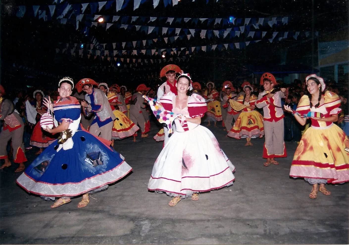 Apresentação das quadrilhas no IV São João do povo em 2004. As apresentações aconteceram na Rua José Cirino da Silva. 🌽🎊💃🏻🕺🏻🌾
#Sãojoãodopovo #Montadas #Paraiba #AHM #ArquivoHistóricoDeMontadas #cultura #História #sãojoão #festa