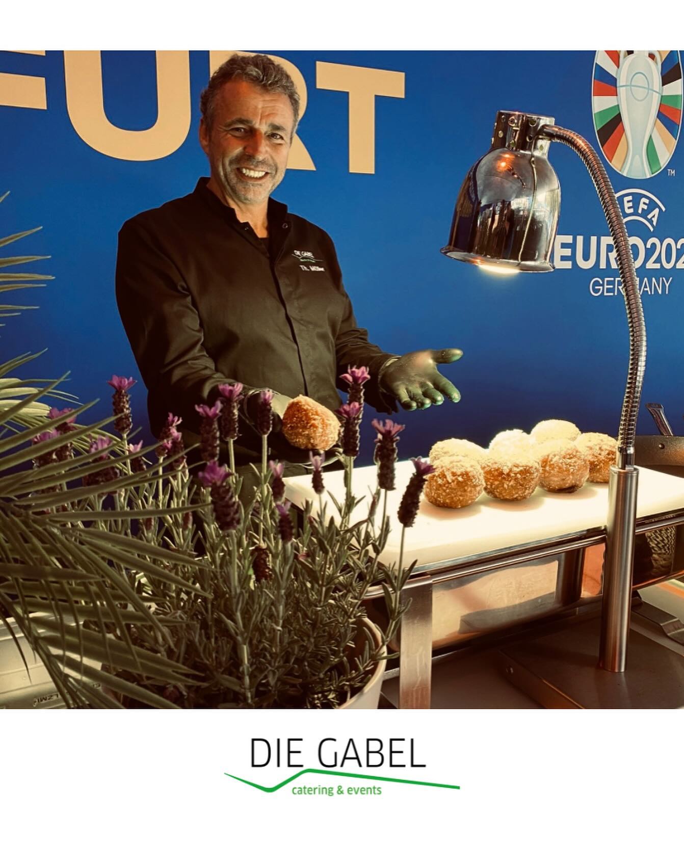 Ihr findet uns bis zum 14. Juli im Hospitality Zelt in der Fan Zone am Mainufer in Frankfurt. ⚽
Wir freuen uns über Euren Besuch, um Euch mit lokalen sowie Spezialitäten der spielenden Nationen verwöhnen zu dürfen! Passend zum Eröffnungsspiel gegen Schottland gab es gefüllte „Scotch Eggs“!
Bucht heute noch Euer Ticket, lernt uns persönlich kennen & genießt die Atmosphäre abseits der öffentlichen Fan Zone mit kulinarischer Begleitung & einer großen Getränkeauswahl!
#diegabel_cateringevents #cateringfrankfurt #cateringrheinmain #premiumquality #euro2024 #hospitalityzelt #fanzonefrankfurt #vip