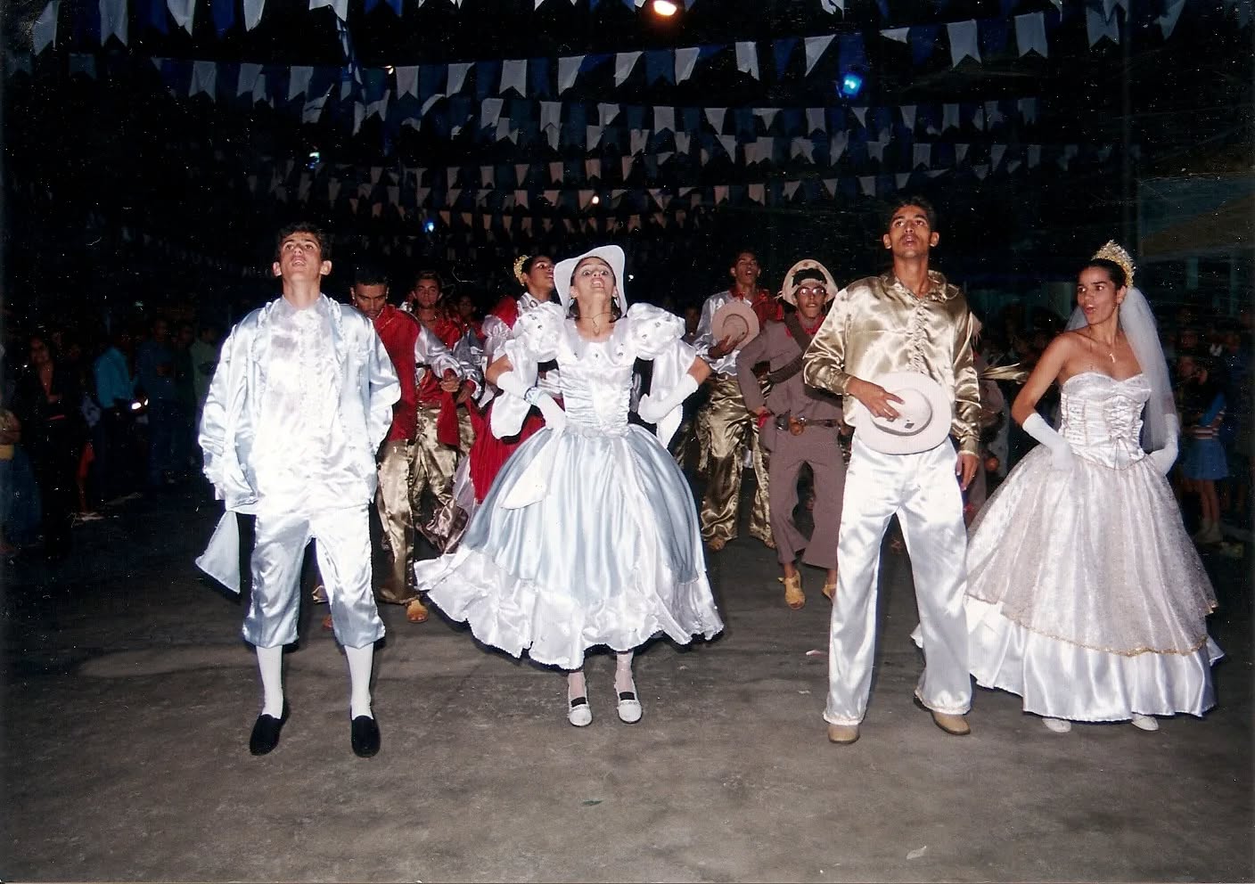Apresentação das quadrilhas no IV São João do povo em 2004. As apresentações aconteceram na Rua José Cirino da Silva. 🌽🎊💃🏻🕺🏻🌾
#Sãojoãodopovo #Montadas #Paraiba #AHM #ArquivoHistóricoDeMontadas #cultura #História #sãojoão #festajunina
