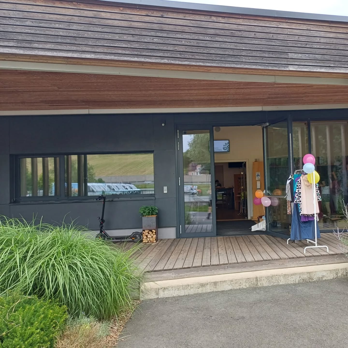 Kleidertausch!
Der Sommer ist da und du wünscht dir neue Sachen, magst aber kein Geld ausgeben? Dann komm zu uns! Wir freuen uns auf
‼️ Änderungsschneiderei!
‼️ Auch für Leckereien ist gesorgt!
‼️ Spielecke für Kids damit DU stöbern kann!
#tauschen #tauschmarkt #Nachhaltigkeit #südwind #cleanclothing #getdressed #sanktmargarethenanderraab