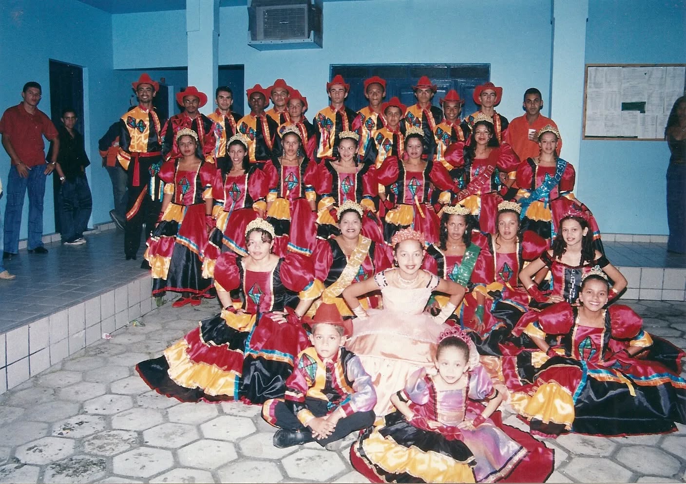 Apresentação das quadrilhas no IV São João do povo em 2004. As apresentações aconteceram na Rua José Cirino da Silva. 🌽🎊💃🏻🕺🏻🌾
#Sãojoãodopovo #Montadas #Paraiba #AHM #ArquivoHistóricoDeMontadas #cultura #História #sãojoão #festajunina