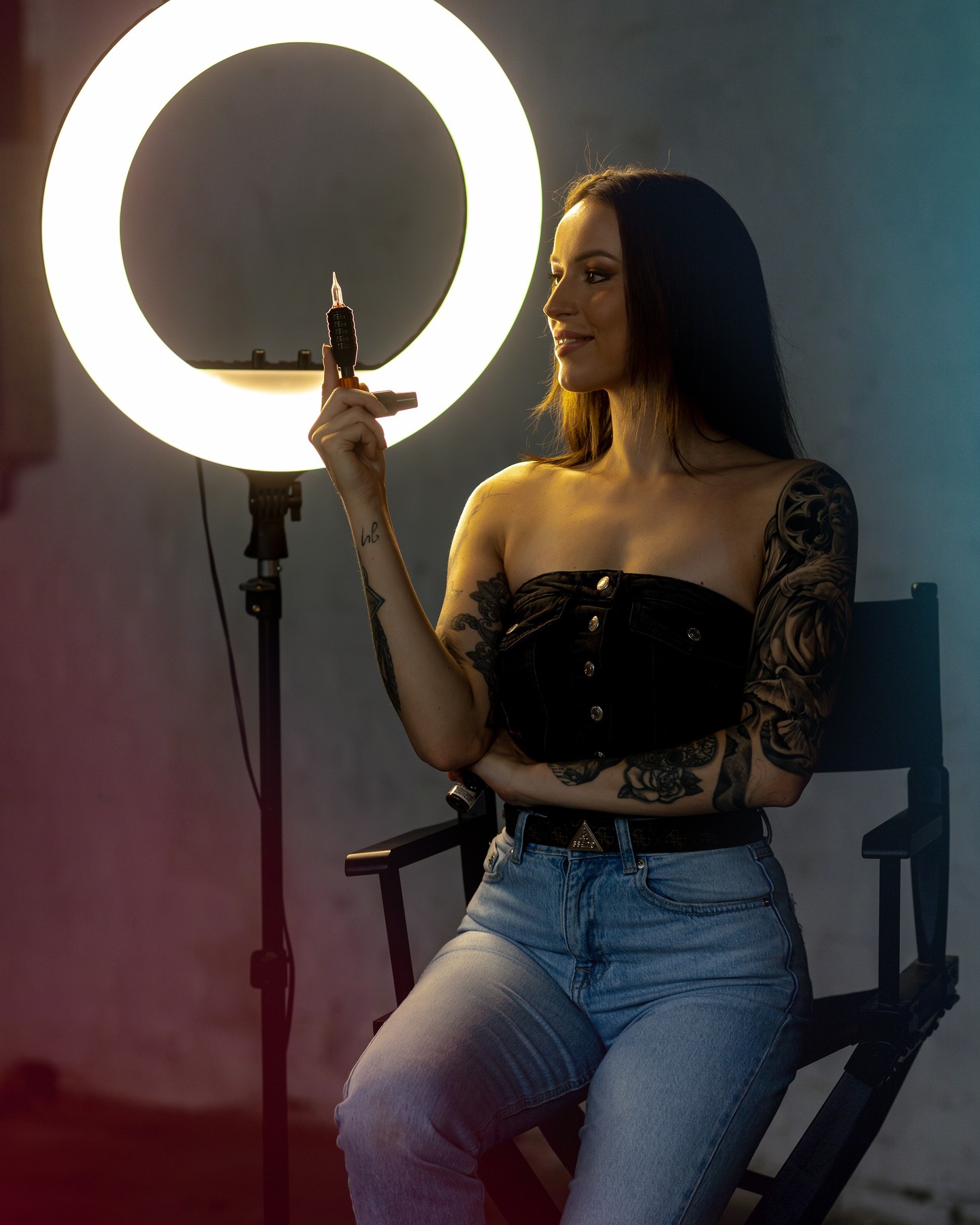 📸 Business-Portraits im Fotoloft mit der wunderbaren @jasmin_naether_pmu! 📸
Vor einigen Wochen haben wir im Fotoloft eine fantastische Session gehabt und die unverwechselbare Atmosphäre für Jasmins Business-Portraits genutzt. Die Rohheit und Authentizität des Raumes haben den Bildern eine besondere Note verliehen.
Fun Fact: Die Wasser- und Gasleitungen sind jetzt gelegt, also geht’s bald weiter! 🚧
Jasmin ist eine echte Künstlerin im Bereich Permanent Make-Up:
• Powderbrows
• Lips
• Eyes
• Make-Up Artist
• Microneedling
📍Zittau - Sie liebt den trashigen Look und wir haben ihn perfekt eingefangen.
#BusinessPortraits #Fotoloft #Photography #UnderConstruction #IndustrialStyle #PermanentMakeUpArtist #Zittau #Zittauerfotografin