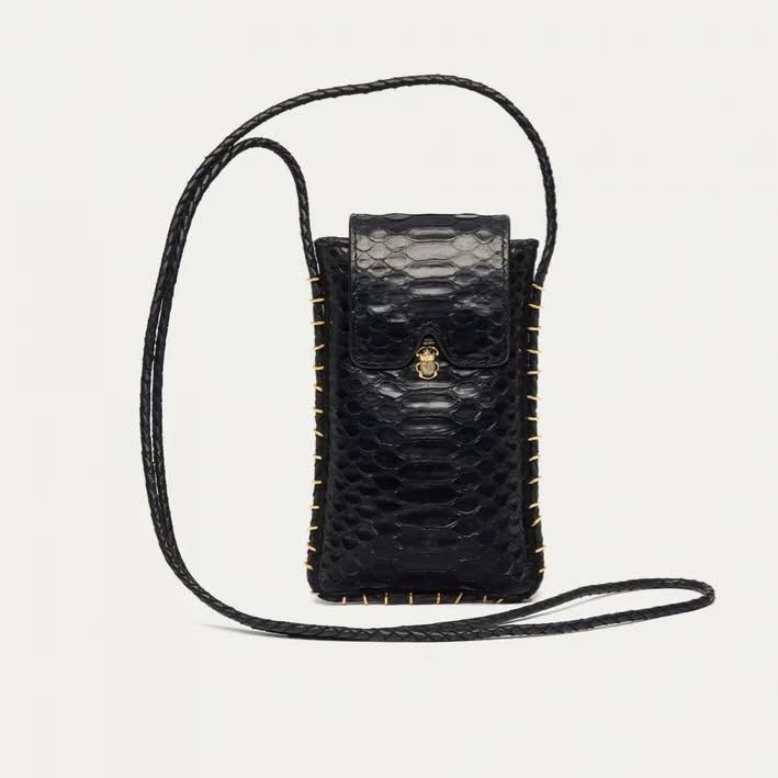 Étui à lunettes et porte cartes de Claris Virot a été réalisé à la main.
Il éxiste en plusieurs déclinaisons ,on vous attend pour les découvrir en magasin 🤩😍
#clarisvirot #maroquinerie #etui #handmade #madeinfrance #girls #lifestyle #france #paris #leslunettesdebenjamin #lunion #opticien