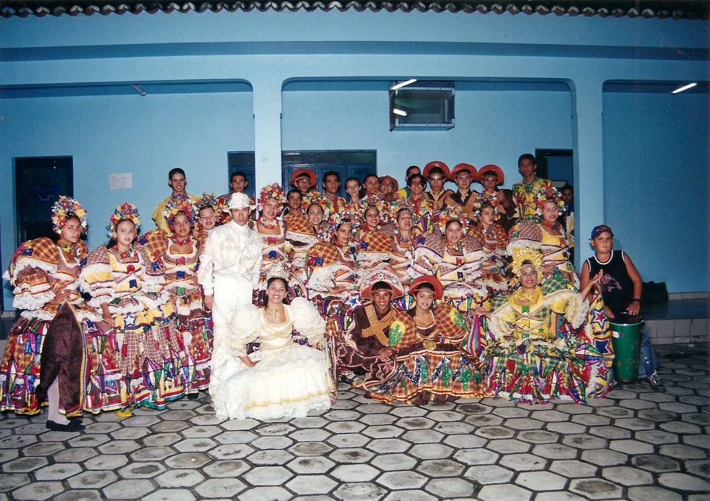 Apresentação das quadrilhas no IV São João do povo em 2004. As apresentações aconteceram na Rua José Cirino da Silva. 🌽🎊💃🏻🕺🏻🌾
#Sãojoãodopovo #Montadas #Paraiba #AHM #ArquivoHistóricoDeMontadas #cultura #História #sãojoão #festajunina