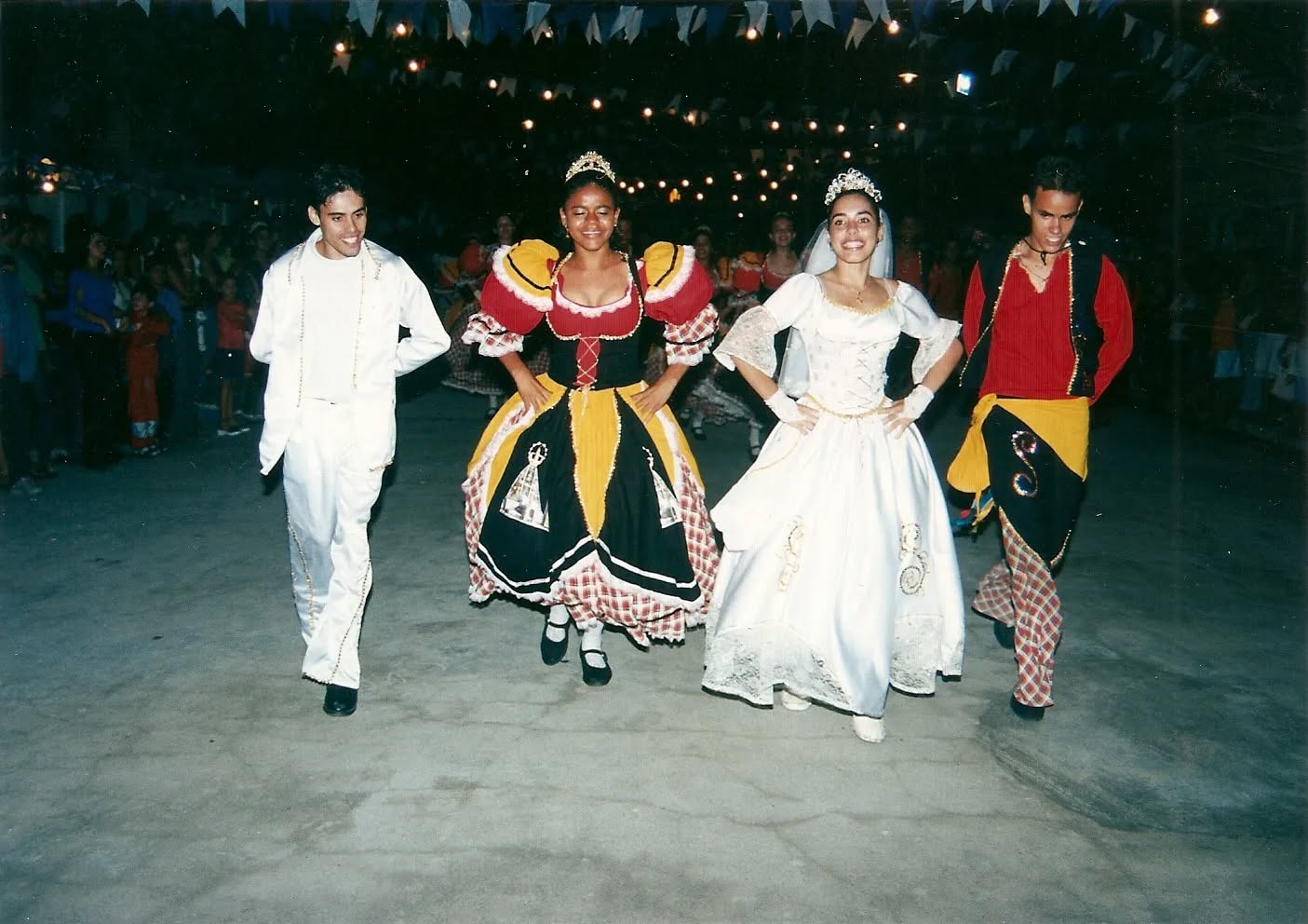 Apresentação das quadrilhas no IV São João do povo em 2004. As apresentações aconteceram na Rua José Cirino da Silva. 🌽🎊💃🏻🕺🏻🌾
#Sãojoãodopovo #Montadas #Paraiba #AHM #ArquivoHistóricoDeMontadas #cultura #História #sãojoão #festajunina