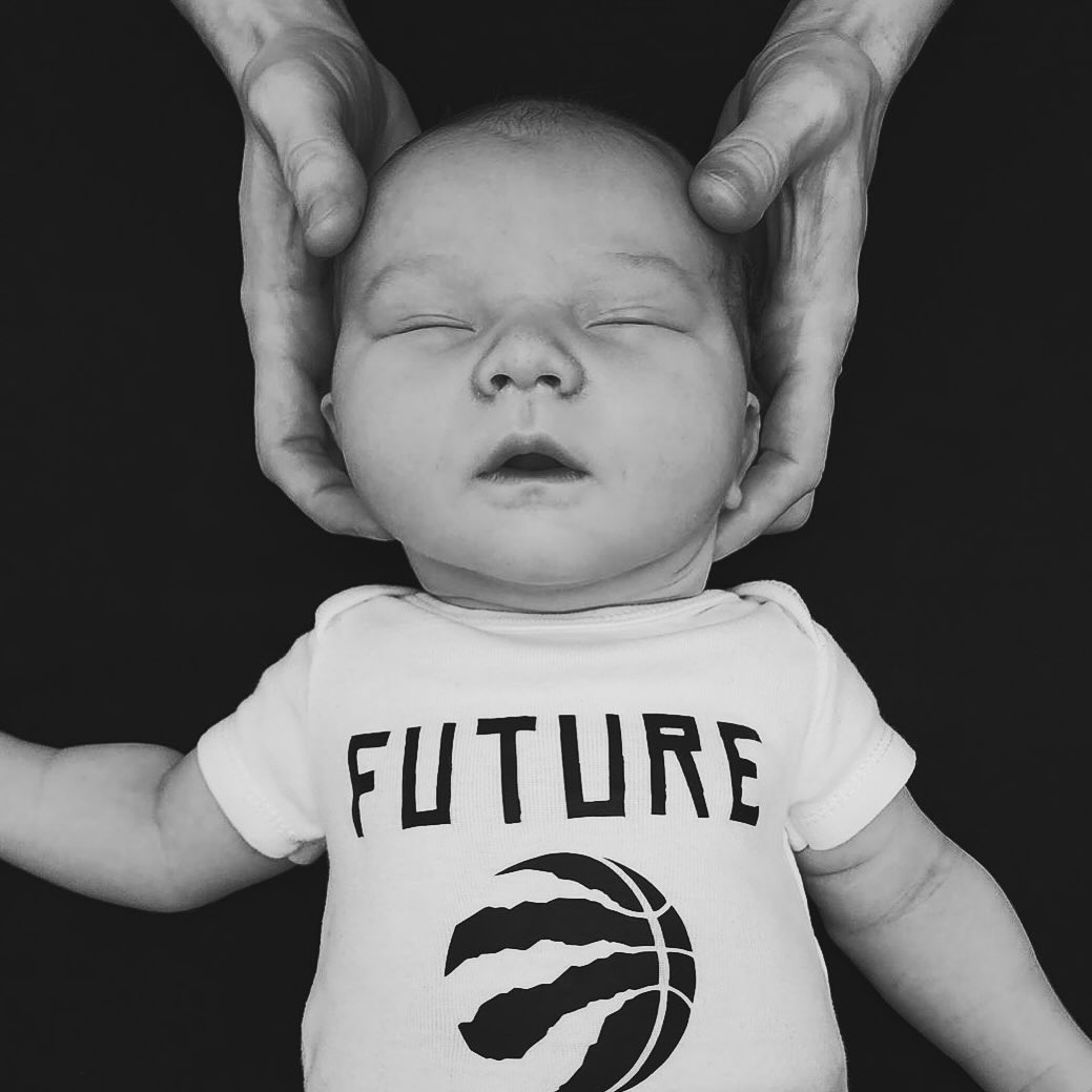 ❓ When should I start bringing my baby (I get this a lot)?
✨ Weeks 1, 2, and 3 of life are optimal. This removes any compensational patterns from utero + delivery as they get to know themselves in gravity 🥰.
After these first few weeks, if there are no feeding issues, digestive concerns or tongue tie release and the baby is comfortable and happy, then around the 2-month mark (first immunization) is recommended.
Have questions? DM me.