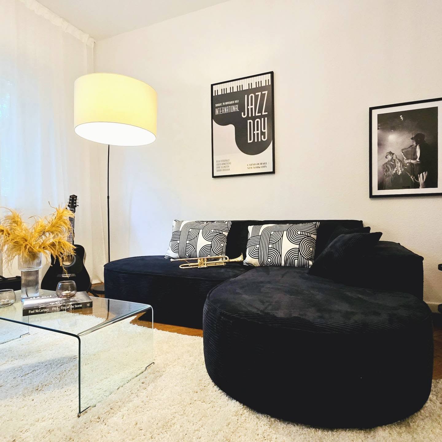 Oldie but Goldie!💎
Neuer Eigentümer für traumhaften Altbau in Bonner Villenviertel gesucht.
Zum Schnäppchenpreis bekommst Du diese Immobilie allerdings nicht. Dass das klar ist!☝🏻
Auch wenn sie modernisierungsbedürftig ist... sie ist und bleibt ein Schmuckstück in bevorzugter Wohnlage und mit traumhaftem Grundstück.❤️🔥
Nach gründlicher Renovierung und natürlich einem passenden Staging, ist der Charme, der diese Immobilie ausmacht, jetzt auch wiederzuerkennen. 😲❤️
Kaum vorzustellen, dass es Makler gibt, die diese Immobilie im "Vorher-Zustand" auf dem Markt angeboten hätten. Meine Meinung dazu?
Sechs! Setzen!!👎🏻
#homestaging #homestagingprofessional #immobilienpräsentation #immobilien #immobilienverkauf #erbimmobilie
#augenaufbeidermaklerwahl #immobilieprofi #immoportal #immopreneur #bonn #köln #rheinsiegkreis #schönerwohnen