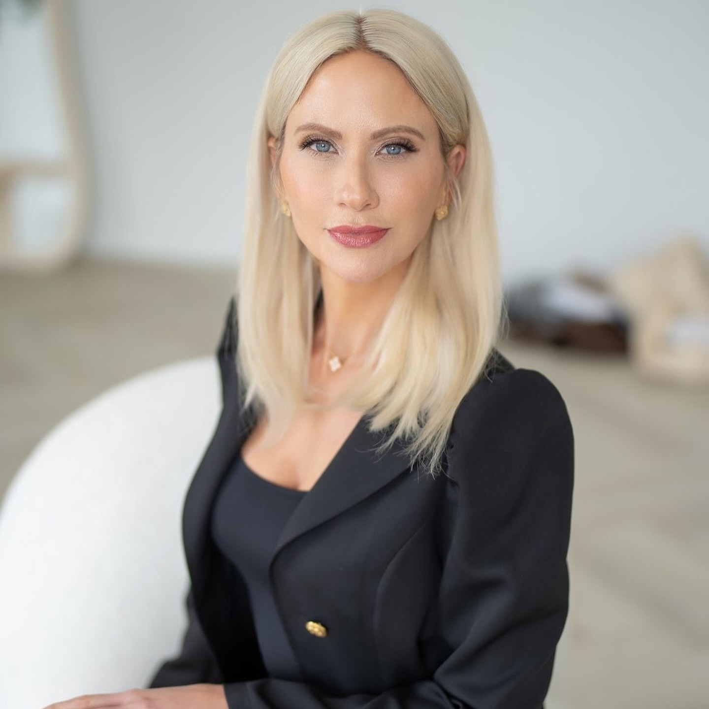 ✨Branding shoot and headshots for @tamaraglazier1
Tamara’s looks are stunning, which one is your favourite, Look 1 or Look 2?
I can’t choose!
✨Glam by yours truly @beyoutifiedglam
📸Captured by @suska_photography
#photoshoot #makeupartist #torontomakeupartist #headshots #branding