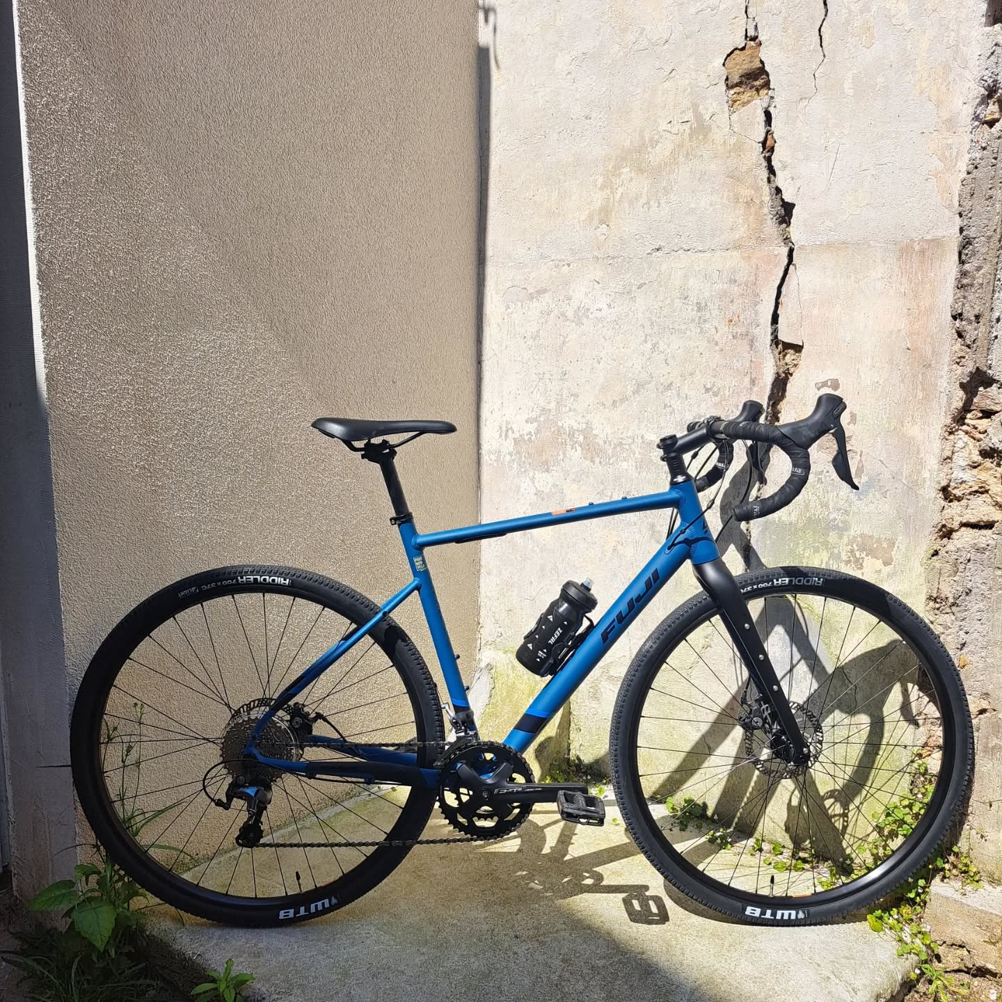 Un Fuji Jari 2.1 de plus qui prend le large !
Le gravel accessible, bien conçu et ultra polyvalent ✨️
@fujibikes
#verriereslebuisson #gravelbike #newbikeday #bluebike #travelbike #aluminiumbike