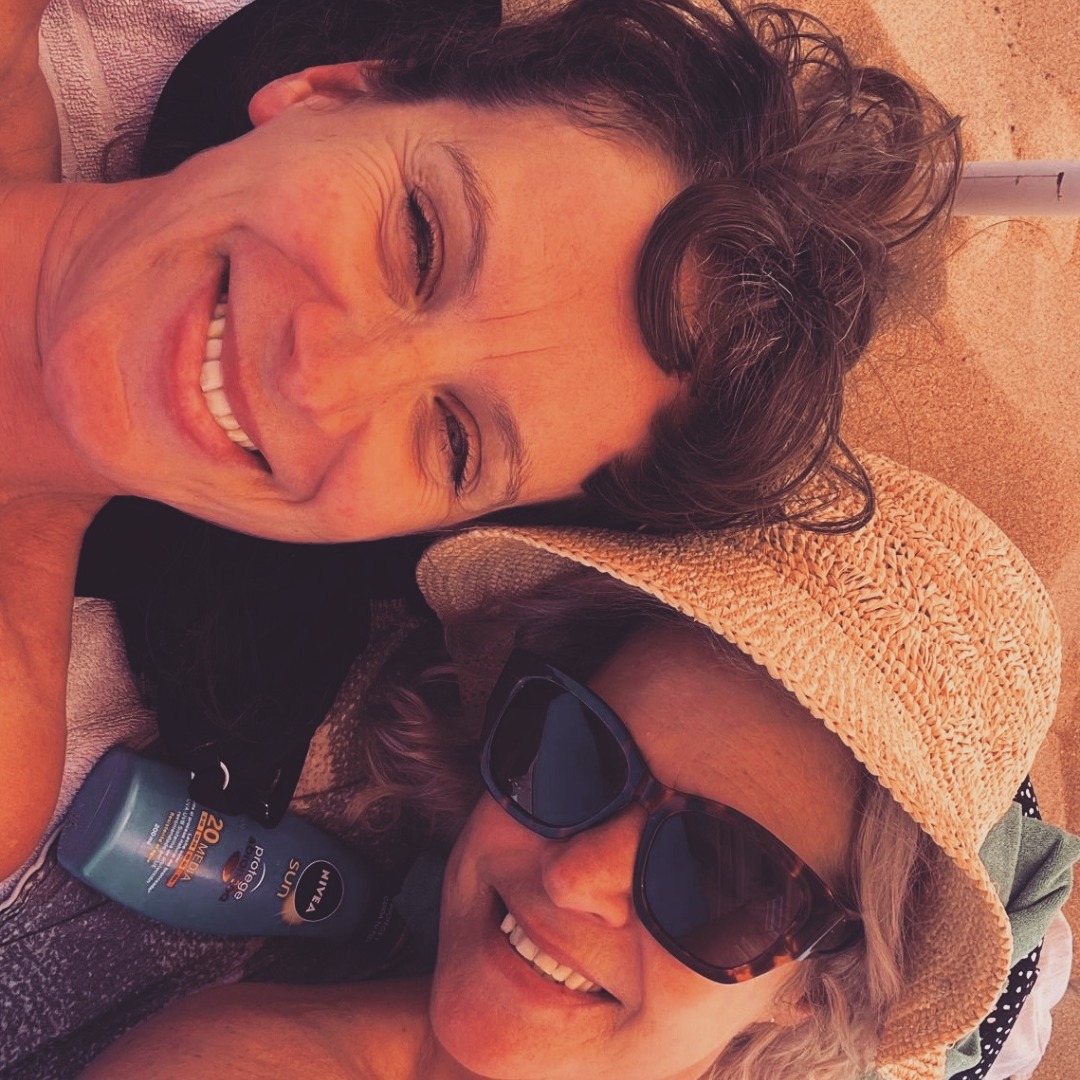 Een gever en een nemer is traumabonding. Twee nemers is strijd. Twee gevers is magie: rekening houden met elkaar, voor elkaar zorgen, wederzijds begrip en respect. En vooral helend.
Pleasen is een coping waar ik echt alles vanaf weet. Voor een ander zorgen om niet met je eigen ongemak te hoeven dealen. Dat pleasen is nog tot daaraan toe. Maar wat pleasers meestal ook niet kunnen is ruimte innemen en ontvangen. Die trauma-response is nog wel wat hardnekkiger in mijn ervaring.
Deze overlevingsstrategieën heb ik als kind ingezet naar zowel mijn vader als mijn moeder. Het pleasen iets meer richting mijn vader, en het niet kunnen ontvangen komt meer vanuit mijn moeder.
Gelukkig bestaat er heling.
‘Veiligheid’, antwoordde ik op haar vraag wat belangrijk is in een vriendschap. In elke soort relatie wat mij betreft.
‘Miek, dat is het hoogste goed!’
#pleasen #copingstrategies #helen #transformatie #veiligheid #hechtingsproblemen #onveiligehechting #copingskills