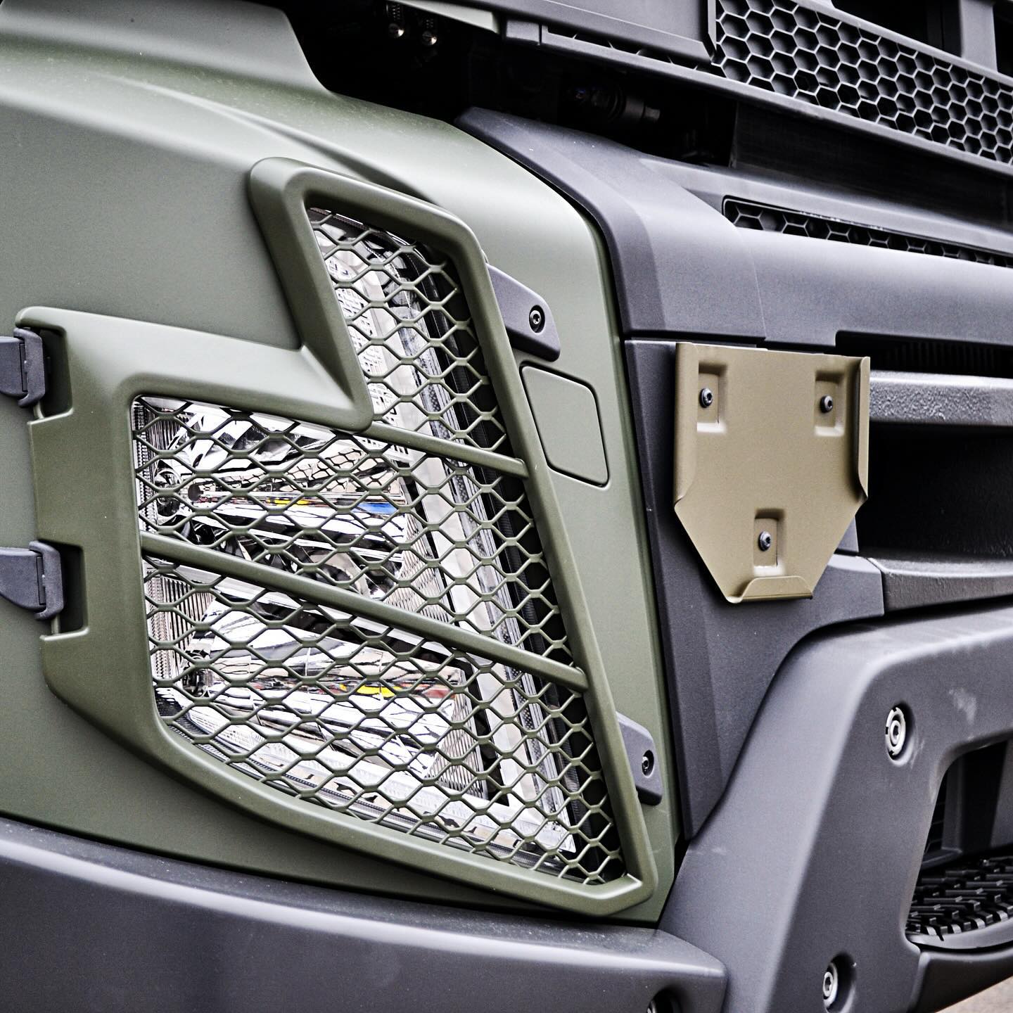 Vi på Hovgårdens Ytskydd kombinerar expertis och passion för att skapa mästerverk på hjul. Denna nylackade lastbil i militärgrön färg är inget undantag!
Kör med stolthet, kör med Hovgårdens Ytskydd!
#HovgårdensYtskydd #LastbilLackering #Entreprenadaskiner #Industriackering #SpotRepair #PlastReparationer #Lastbil #Fälgreparation