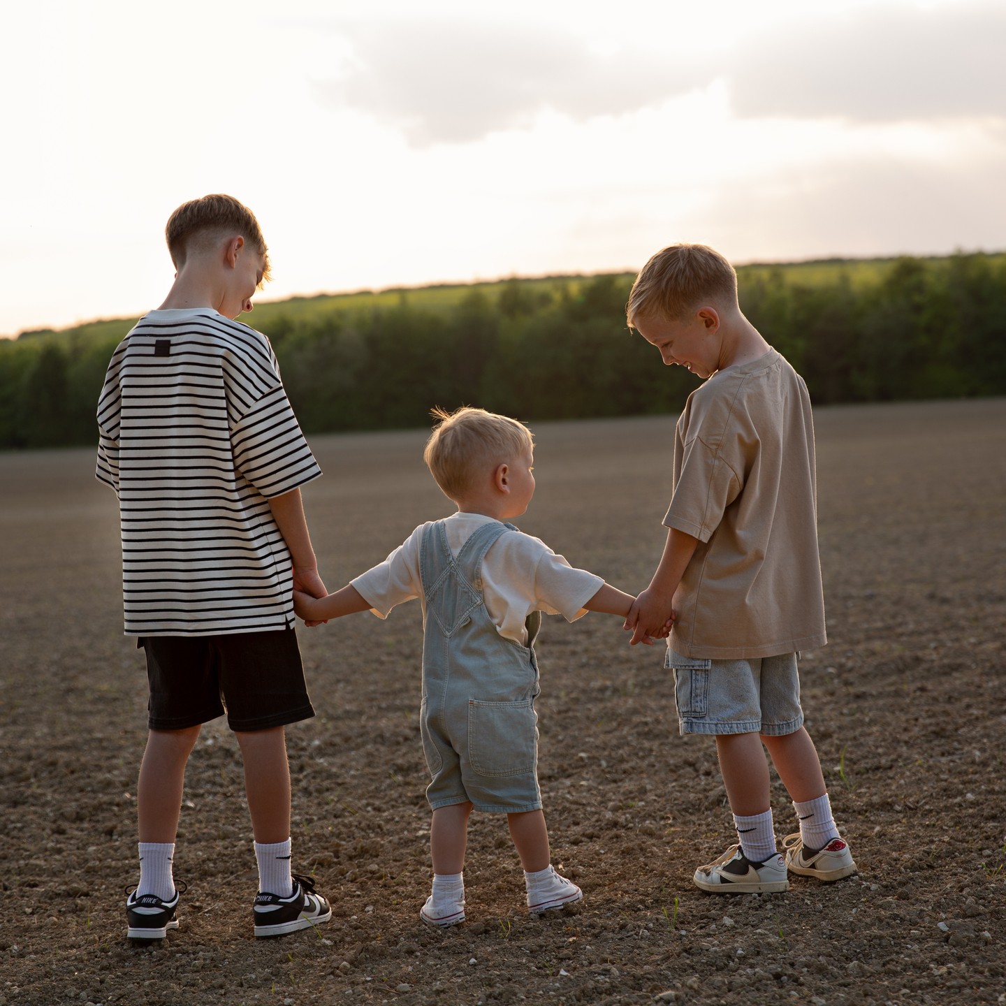 Golden hour shoot. Love this photo of two big brothers looking out for their little brother. It was a pleasure to shoot this family as I last took their photos when little Jude was born. Feel honoured when a client returns ❤️
#sjrichardsonphotography
#familyphotographer
#goldenhourshoot
#bensonphotographer
#oxfordphotographer
#familyphotoshoot
#locationsession
