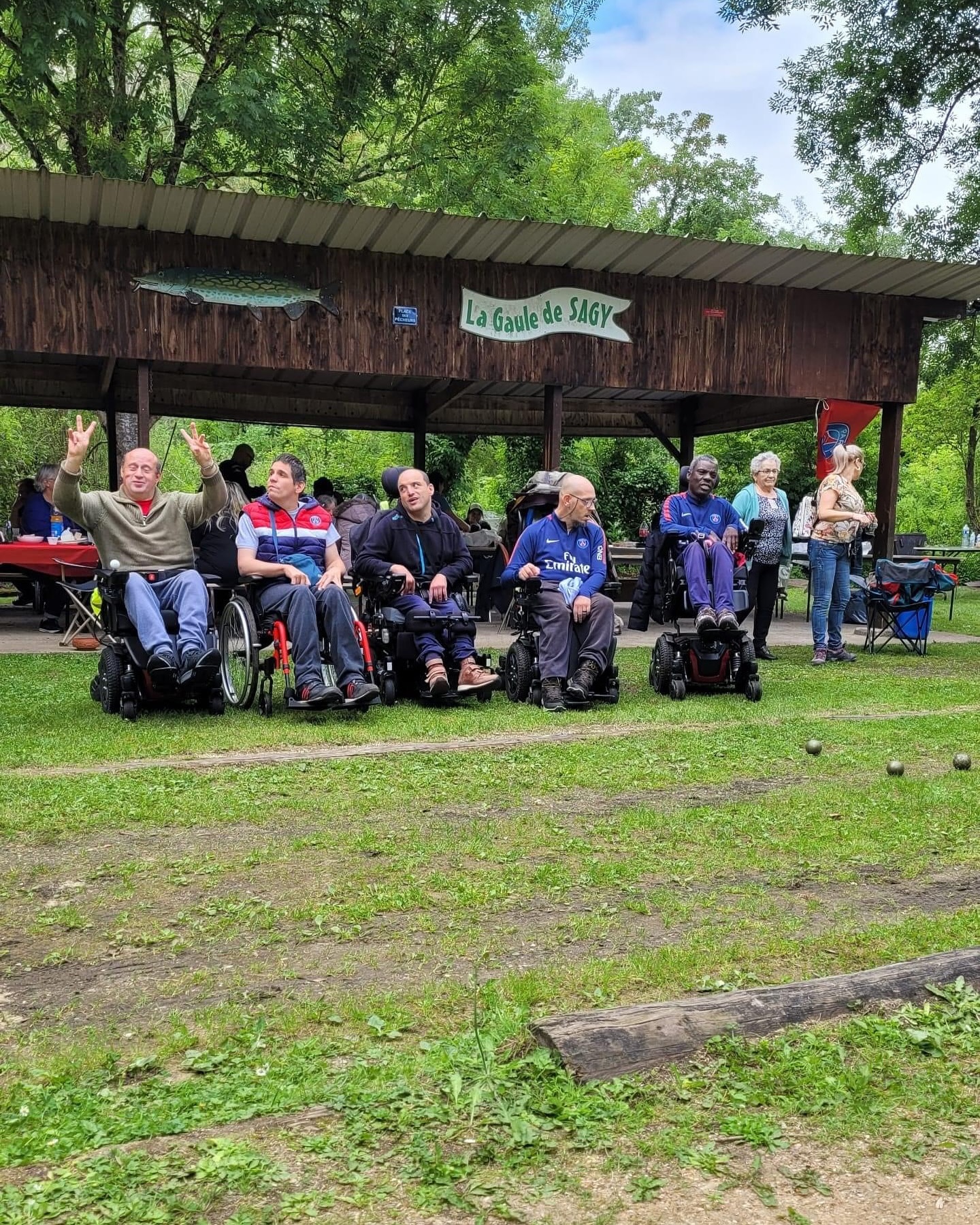 Fin de la saison d’Handicap PSG !
Un grand nombre de nos adhérents se sont retrouvés pour partager un moment sympa, manger ensemble, pêcher des truites.
Merci à tous ceux qui ont aidé à l’organisation.
Bon repos à tous et à bientôt de se retrouver pour supporter notre équipe favorite
