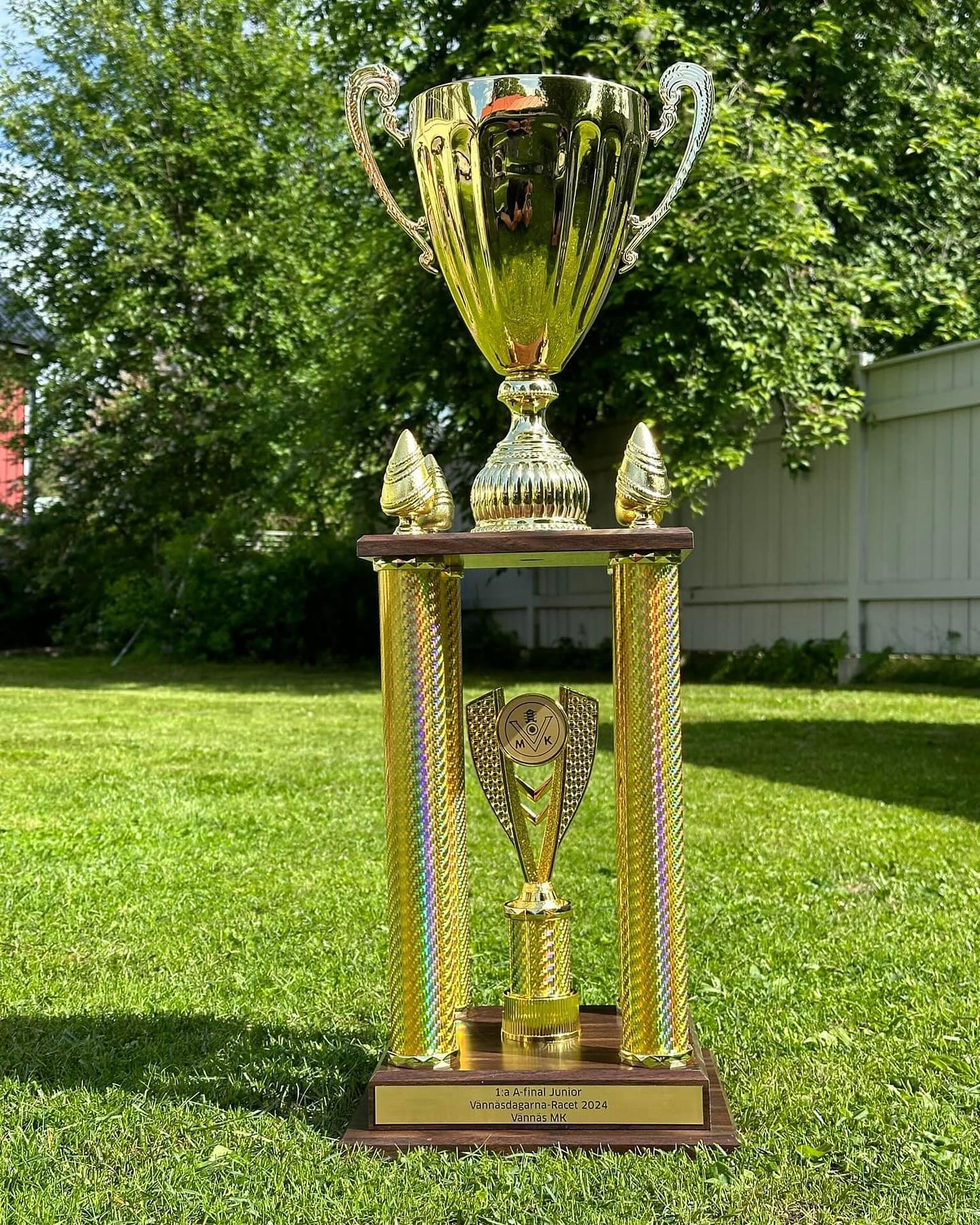🏆Om en vecka stänger vi anmälan till Vännäsdagarna-Racet. Säkra din plats innan det är för sent!💪
Fri startavgift till alla damer och juniorer.
Extremt fina priser i alla klaaser. Elspärrskaft till vinnarna i dam och herr- a-finalen. Däck och verktygssats i juniorklassen. Verktygssats i veteranklassen plus mycket mer. 💪💪❤️
Dessutom kommer vi Lotta ut däck på startnummer separat för juniorer och övriga klasser. Två däck till 1, 2, 3:an i juniorklassen 🎉💪
🤩Info om bilen vi kommer lotta ut på startnummer🤩❤️
Motorn byggd (2,5 liter) av Micke Grön.
Extractor av han.
Planat block
398 topp med 46/38 ventiler.
Dubbla stålfjädrar
DP3 kam
Lättat och balanserat svänghjul
Nya lager och balanserad vev.
Enda nackdelen är det bara sitter dubbla fajs 45:or. 😎
Micke Grön hjulupphängning med nya gasdämpare fram.
Nya ventilerade skivor bak.
Nya oljedämare bak
Bilcross-stag i passagerardörren
Nya däck och fälgar runt om från Nymans däck 🤩
Anmälan hittar ni här.
https://www.raceoffice.se/Tavlingar/Inbjudan/456