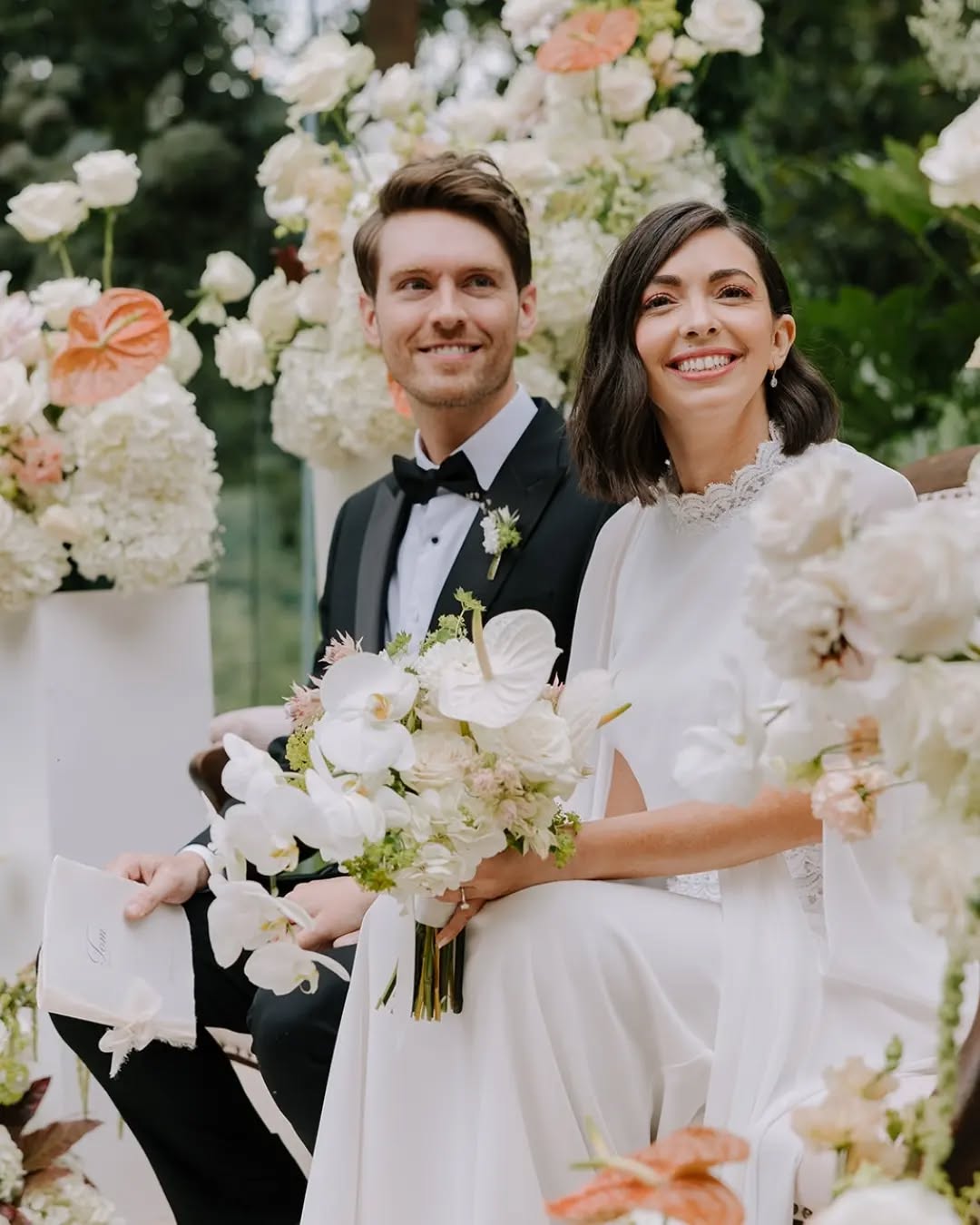 Argentina fue donde empezó esta maravillosa historia. Portland es su hogar y el fondo increíble del monte Anboto donde el sábado pasado celebramos su día. El invitado de honor, un perrito que posa como nadie ante la cámara, hizo los honores de llevar los anillos... en serio, ¿qué más se puede pedir? Ah si, ¡un verano para el norte por favor!
Eskerrik asko a todas las personas que lo hicieron posible!
Wedding planners: @lamardemomentos
Video: @recuerdosdecine
Vestido: @rosa_clara
Muha: @chicbilbaoestilismo
Flores: @flores_elorz
Dj: @exel.djs
Finca: @akebasojatetxea
Pareja: @mairen.diaz @tomlikestravel
Lugar de los preparativos: @casagoikomaia