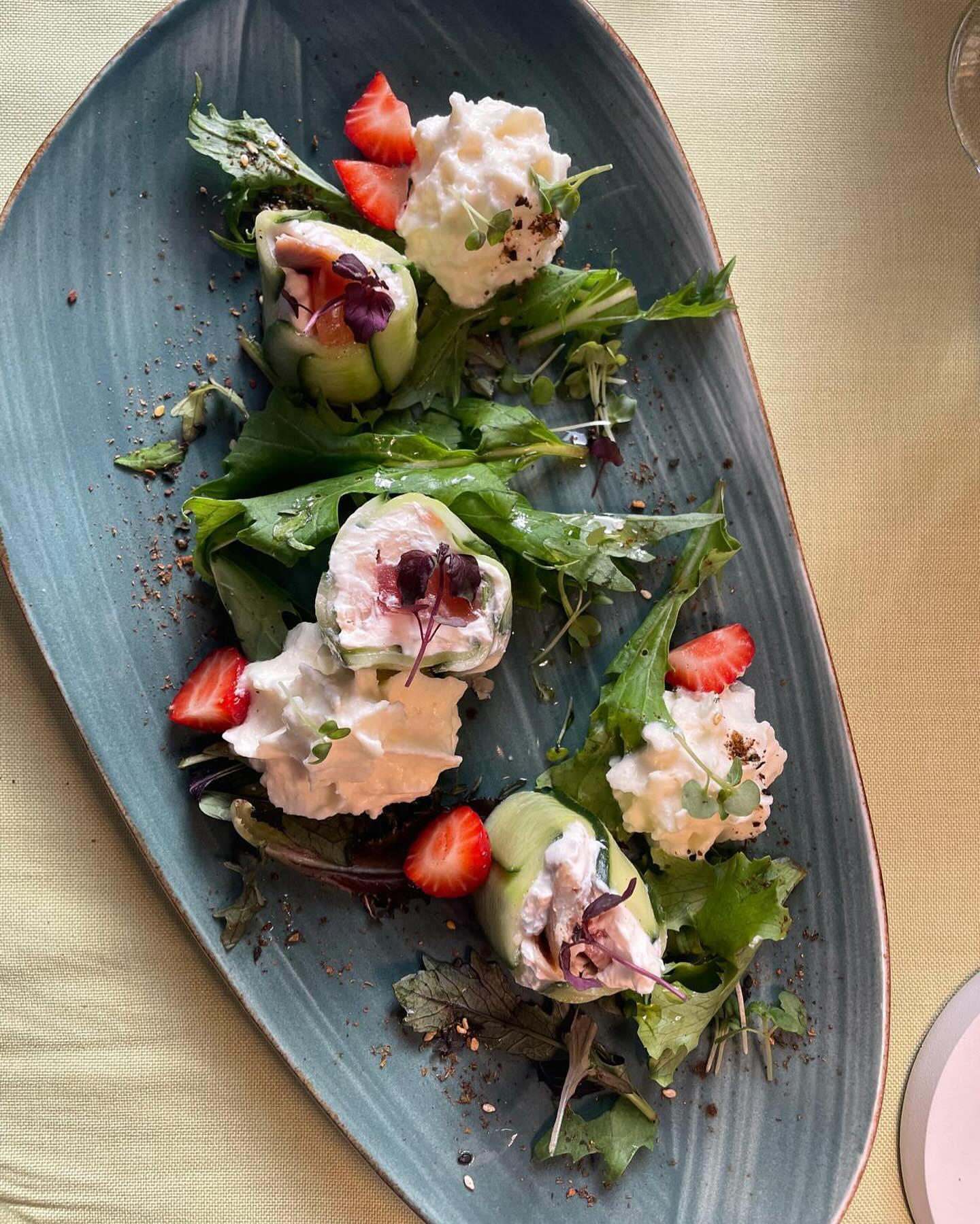 Neuzugang: Lachs- Forellenfilet hausgeräuchert, im Gurken-Frischkäse-Mantel mit Meerettichsahne