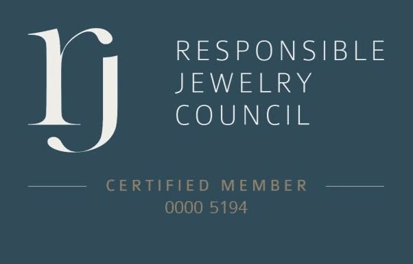 É com grande orgulho que anunciamos que somos a primeira empresa de retalho de joalharia em Portugal a obter a certificação do Responsible Jewellery Council (RJC), juntando-nos a um seleto grupo de 1800 empresas mundialmente.
O RJC é a organização líder global em padrões de sustentabilidade para a indústria joalheira, promovendo práticas éticas e responsáveis. Esta certificação torna-nos mais eficientes e resilientes.
Os nossos objetivos são regulamentados pelo Código de Práticas (CoP) do RJC, que inclui 42 disposições focadas em 6 objetivos gerais:
1 - Conformidade legal e responsabilidade empresarial.
2 - Defesa dos direitos humanos e desenvolvimento comunitário.
3 -Garantia de condições de trabalho dignas.
4 - Protecção da saúde, segurança e meio ambiente.
5 - Transparência nas informações sobre produtos.
6 - Práticas responsáveis de exploração e mineração.
Esta certificação reflete o nosso compromisso com a sustentabilidade, beneficiando consumidores, comunidades e o meio ambiente.
clientes.
#rjc #jewelry #joias #joalhariaportuguesa