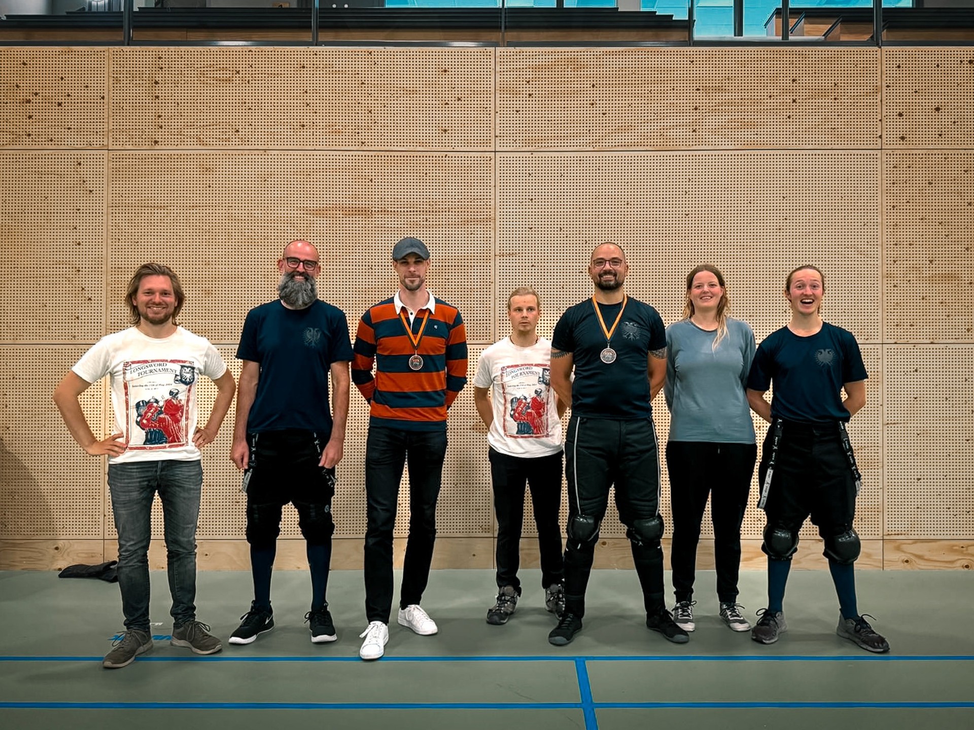 Super trots op onze deelnemers op het NHK! (Nederlandse Kampioenschappen voor de Historische Krijgskunsten.)
Het was een drukke dag met toernooien in drie discplines, en niet alleen wisten veel MARSers door hun poules te komen, aan het eind van de dag kon MARS weer met opgeheven hoofd en twee bronzen medailles naar huis!
In een zenuwslopende bronsfinale in de categorie Militair Sabel, die na drie rondes zelfs naar sudden-victory ging, wist @maurice.booij de medaille te bemachtigen.
Bij Zwaard & Beukelaar wist @certoetillustro in een dominante bronsfinale het eremetaal te winnen.
Want to know more about swordsmanship and our Historical European Martial Arts training sessions in #Zwolle and #Groningen? Check our website, and follow us on Facebook and Instagram!
Meer weten over historisch zwaardvechten in Zwolle en Groningen? Bezoek onze website, en volg ons op Facebook en Instagram!
#HistoricalEuropeanMartialArts #HEMA #historical #martialarts #historicalfencing #longsword #langzwaard #training #fitdutchies #hemaclub #westernmartialarts #wma #hanzestadzwolle #swolla #ergaatnietsbovengroningen #Grunn #zwaardvechten #swordfighting #historischekrijgskunsten #medieval #renaissance #middeleeuwszwaardvechten #middeleeuws #federschwert #militarysabre #sabre #swordandbuckler
