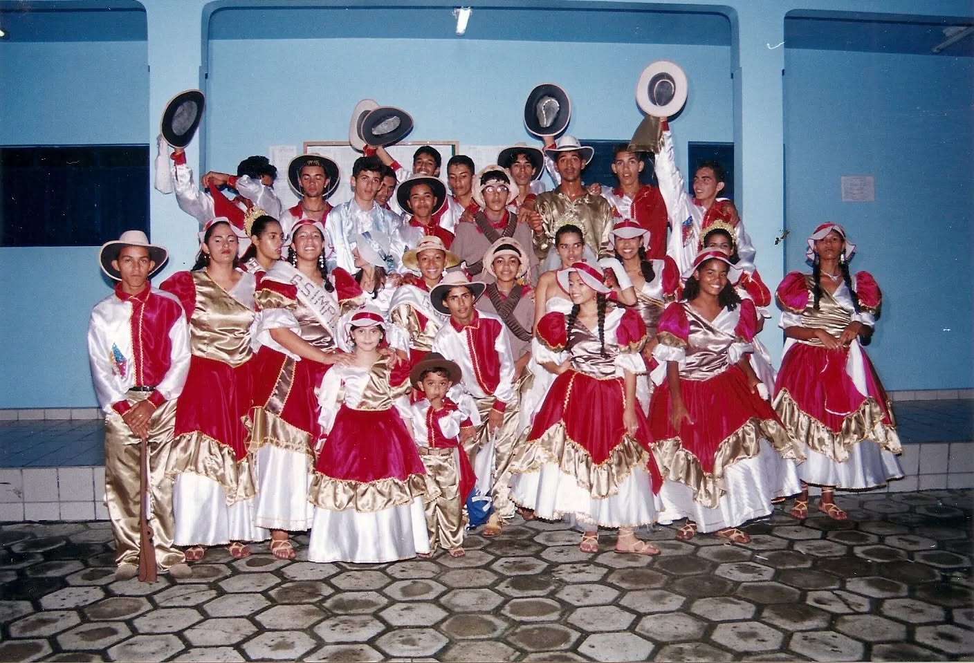 Apresentação das quadrilhas no IV São João do povo em 2004. As apresentações aconteceram na Rua José Cirino da Silva. 🌽🎊💃🏻🕺🏻🌾
#Sãojoãodopovo #Montadas #Paraiba #AHM #ArquivoHistóricoDeMontadas #cultura #História #sãojoão #festajunina