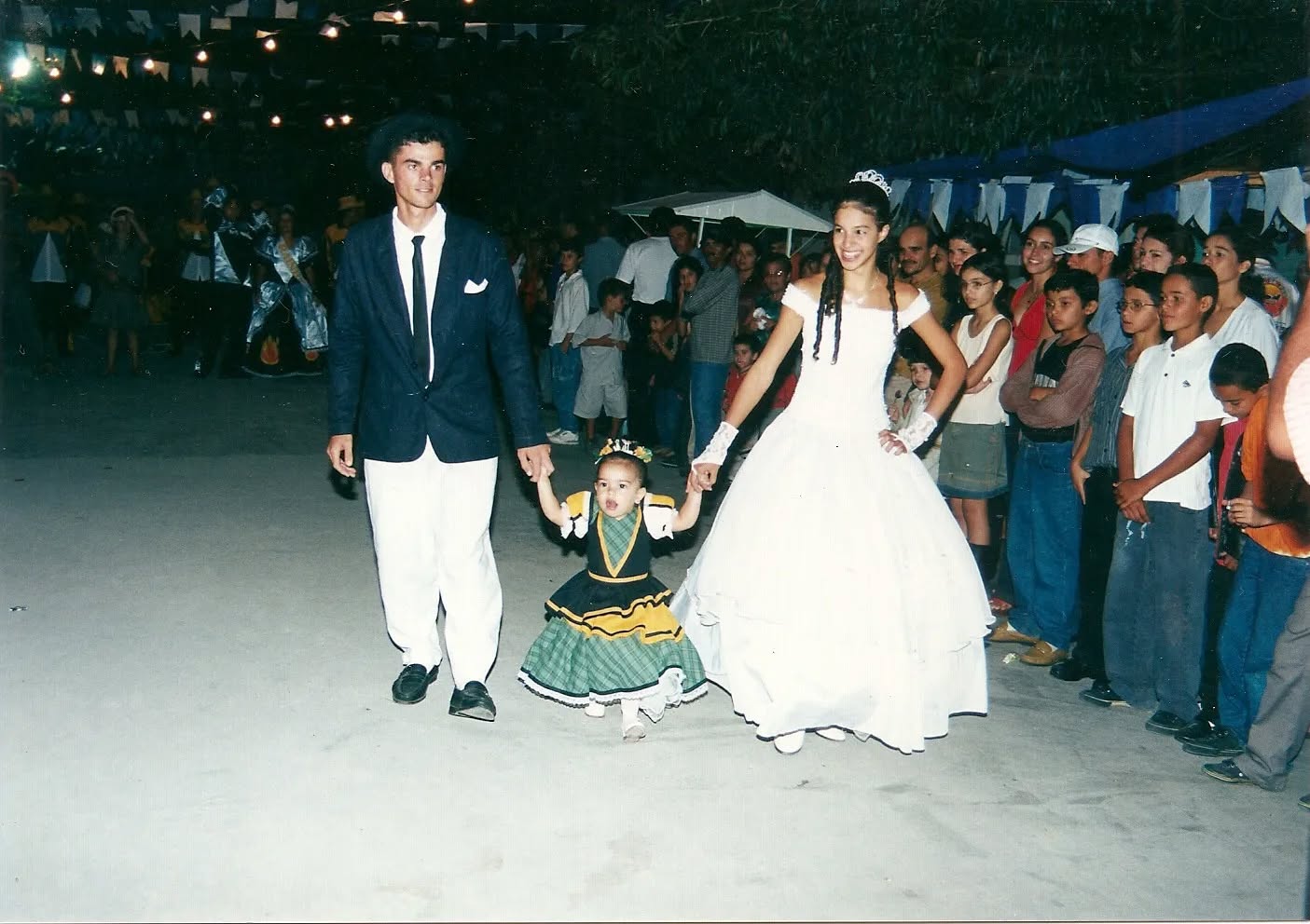 Apresentação das quadrilhas no IV São João do povo em 2004. As apresentações aconteceram na Rua José Cirino da Silva. 🌽🎊💃🏻🕺🏻🌾
#Sãojoãodopovo #Montadas #Paraiba #AHM #ArquivoHistóricoDeMontadas #cultura #História #sãojoão #festajunina