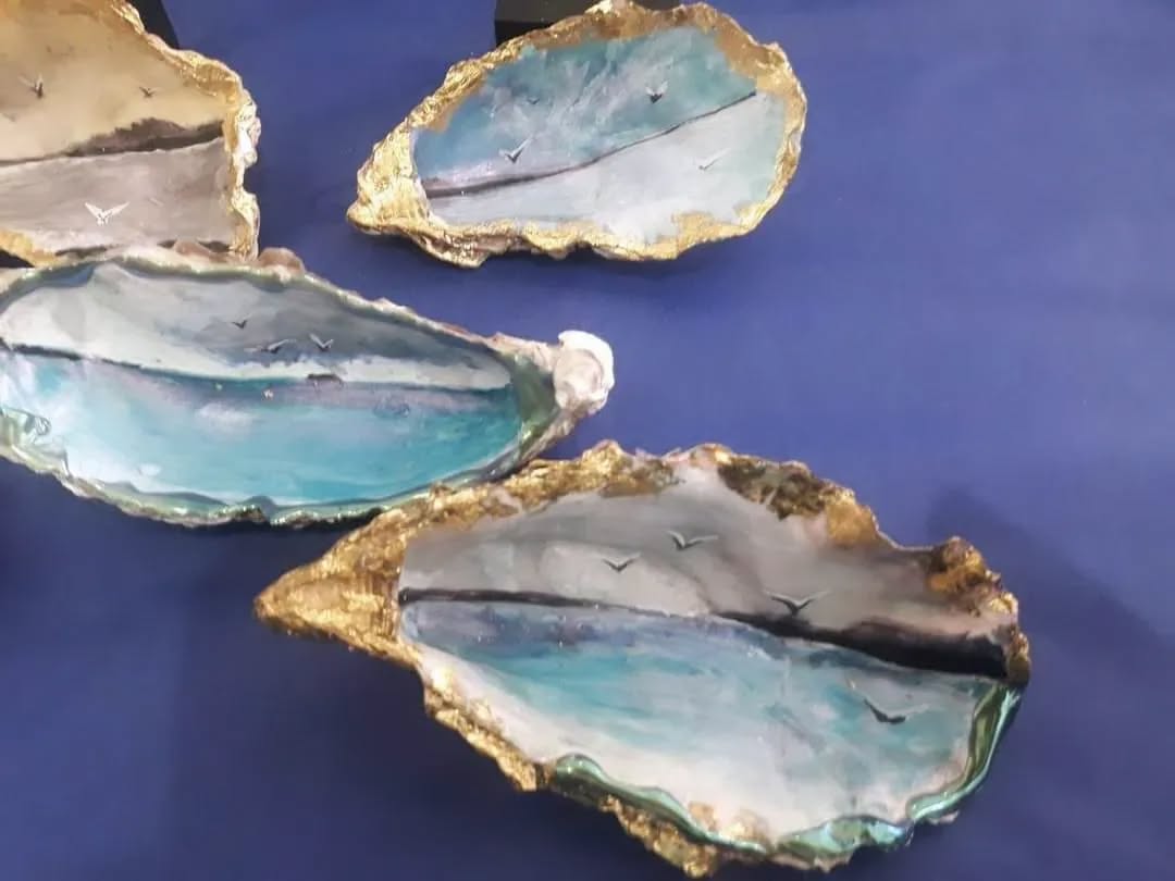 Beautiful hand painted oyster shells by the very talented Suzanne Arnold ❤️