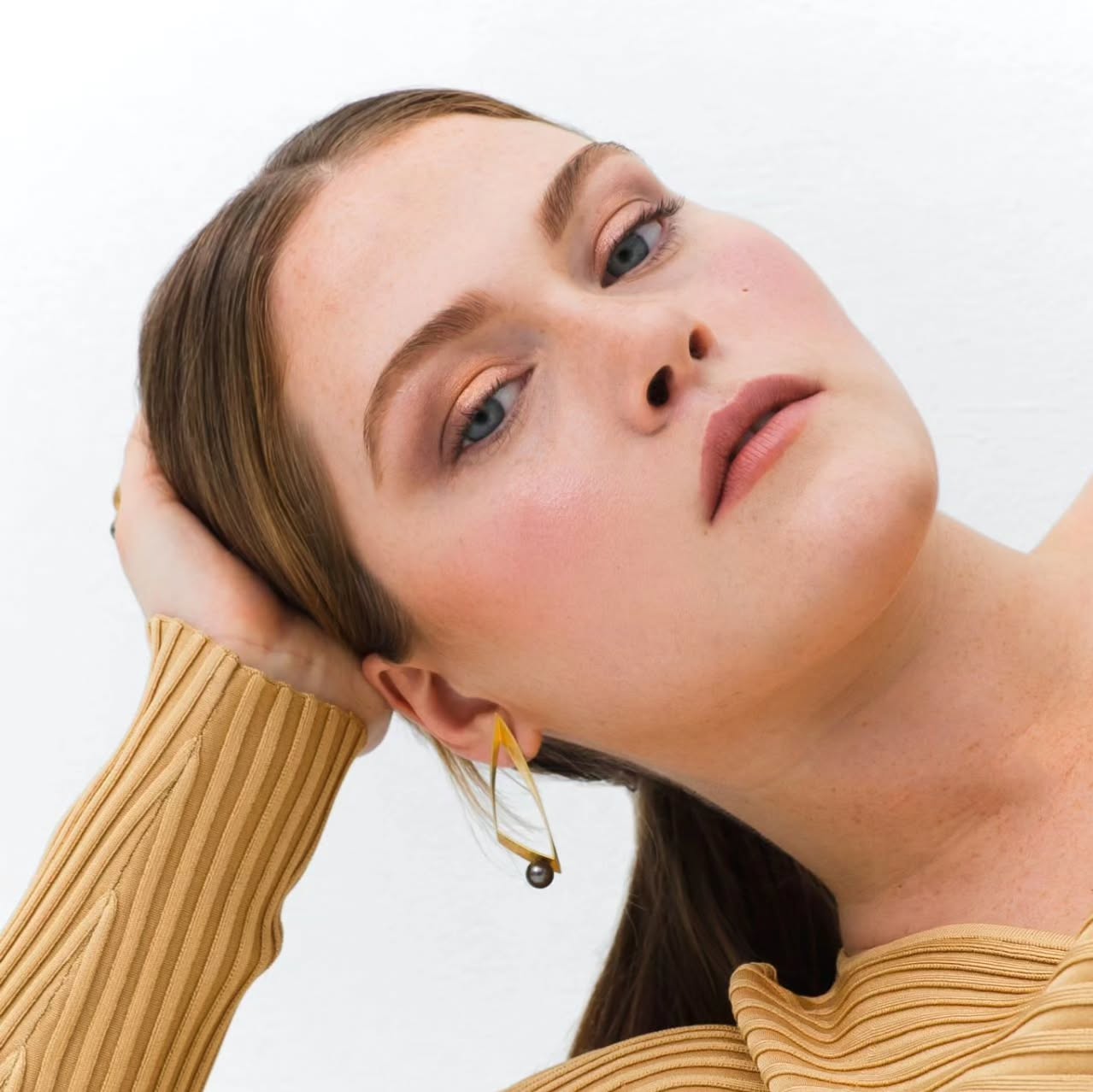 Gold-plated, sterling silver earrings with 7.5mm round tahitian pearls.
This design is also coming back both in gold plated or rhodium plated (silver finish). You can pre-order it already by sending me a dm with the next shipping date being the end of July.
You will be able to pre-order via website soon, as I am currently working on it! ✨