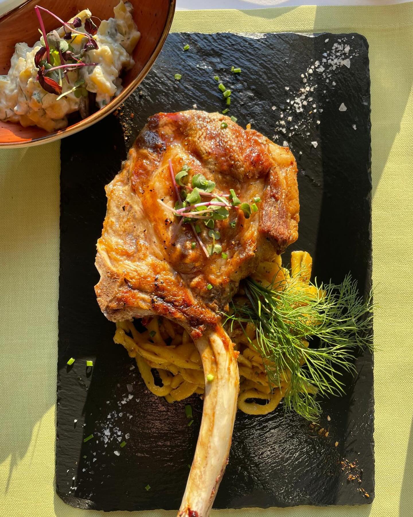 Neuzugang: Tomahawk-Steak vom Bunten Bentheimer Landschwein aus Freilandhaltung in Lienen