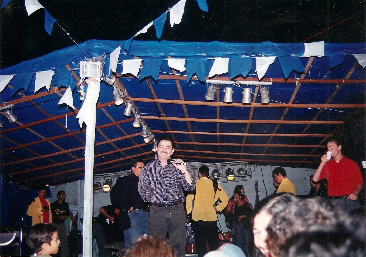 Há 20 anos!
Abertura do IV São João do povo em 2004, e tradicionalmente ocorria na Rua José Cirino da Silva. 🌽🎊💃🏻🕺🏻🌾
Nas imagens o prefeito José Arimatéia Souza faz a abertura das festividades. O professor Edson Pereira era responsável pela organização. Camisas do festejo eram distribuídas aos organizadores, comerciantes (barraqueiros), e alguns cidadãos, pela Prefeitura Municipal de Montadas. E, claro, marcando uma geração, a banda Sedução sempre se fazia presente!
Viu algum amigo? Marque-o na foto.
#Sãojoãodopovo #Montadas #Paraiba #AHM #ArquivoHistóricoDeMontadas #cultura #História #sãojoão #festajunina