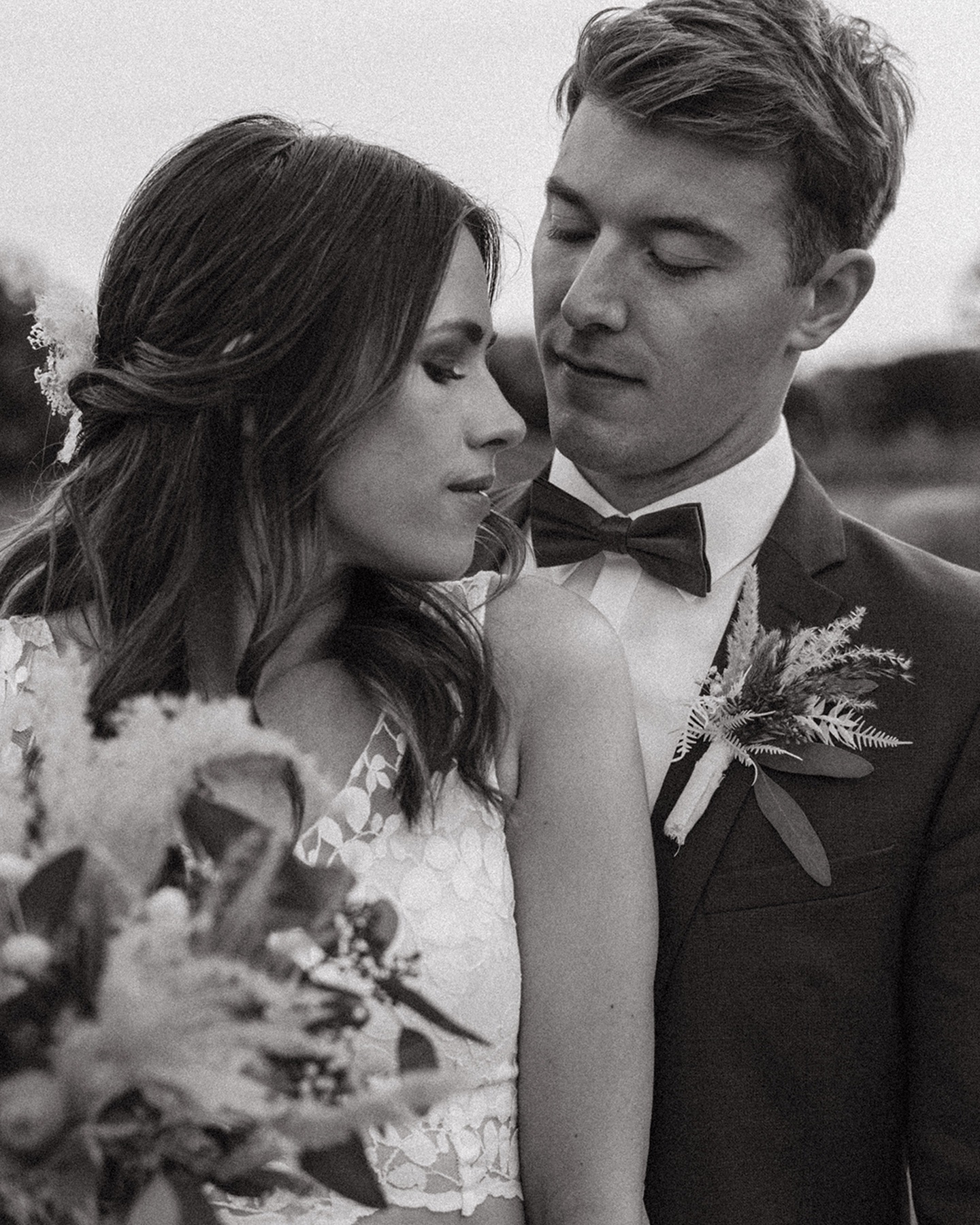 Ein kleiner Rückblick auf eine wundervolle Herbsthochzeit im vergangenen Jahr 🍂 mit tollem Wetter, lieben Menschen und einer super Stimmung 🤍
Location: @glessener_muehlenhof
Styling: @beautyvibes_cgn
Brautstrauß/Anstecker: @semisblumen
#hochzeitsfotografieköln #glessenermühlenhof #realwedding #brühl #brautmagazin #loveandwildhearts #belovedstories