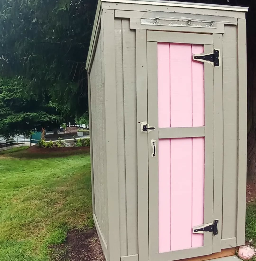 Over the last two months I have helped 6 families prepare to move 😱 and organized a few kitchens (which is why I have been quiet on here because honestly I am sleepy!). Pre moving service entails endless packing of boxes, wrapping fragile items, and most importantly donation runs. While majority of my donations end up at Value Village, I save whatever I can for the pet or food pantries.
The pantry at the church on 124th and 100th (formerly known as Nix's pantry but now being taken on by the church) is heavily utilized by the Kirkland community who is underserved by typical food banks. I just took an entire car load and filled it to the brim but most of these items will be gone by the end of the weekend if not sooner. Even with the church's and community's increasing support this pantry is often near empty as more people in our neighborhood become food insecure.
If you are moving, have the means to buy extra items, or just need your pantry organized please consider letting me know when I am coming to your home or bringing your groceries. I will happily take it with me when I go!
Some pantry guidelines to consider are avoiding produce or refrigerated/frozen items and to remember those on restrictive diets (vegetarian, diabetic, gluten free, low sodium) as well as household items that can not be purchased on EBT (toilet paper, paper towels, dishwasher pods, tampons, shampoo, pet food and litter). You want to send items that are not past their expiration dates and are sealed or at least individually wrapped (an exception would be like laundry pods split into ziplock bags).
Thank you to all of the families who have not only given me extra business in recent weeks but have given me the opportunity to care for our neighbors in this way. I wish you all the best with your new homes. 💗