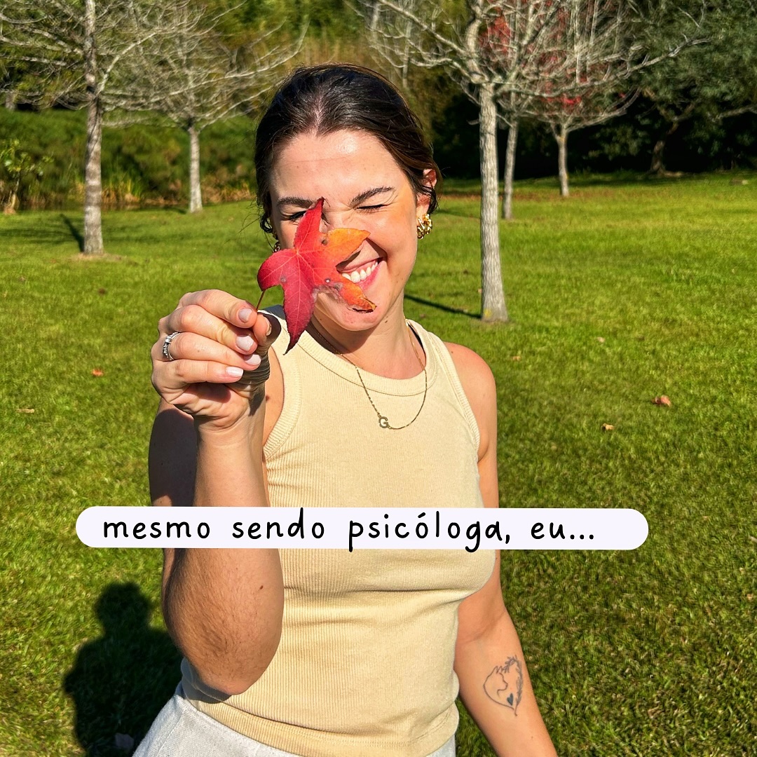 Nos bastidores da mente 😅😆 Minhas experiências pessoais moldam meu caminho como psicóloga. São elas que enriquecem as trocas que construo com meus pacientes. Que privilégio!
Na psicanálise, a análise pessoal é essencial e me ajuda a compreender minha própria jornada para que em cada escuta eu possa promover um cuidado verdadeiramente transformador 🤍
