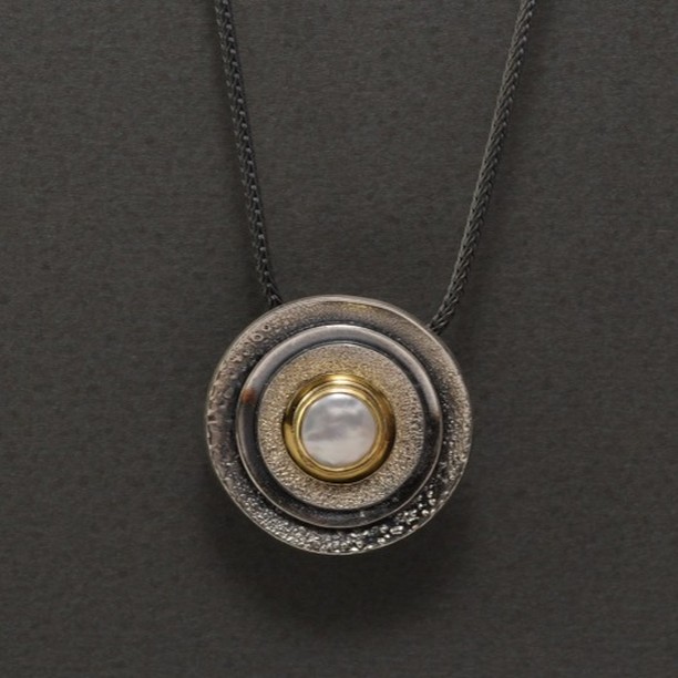 pendant | silver | gold | fresh water pearl
camara.nafplio.greece
#camaraworkshop #pendant
#nafplio #jewelry #handmade
#silvergold #designjewelry
#handmadejewelry #art