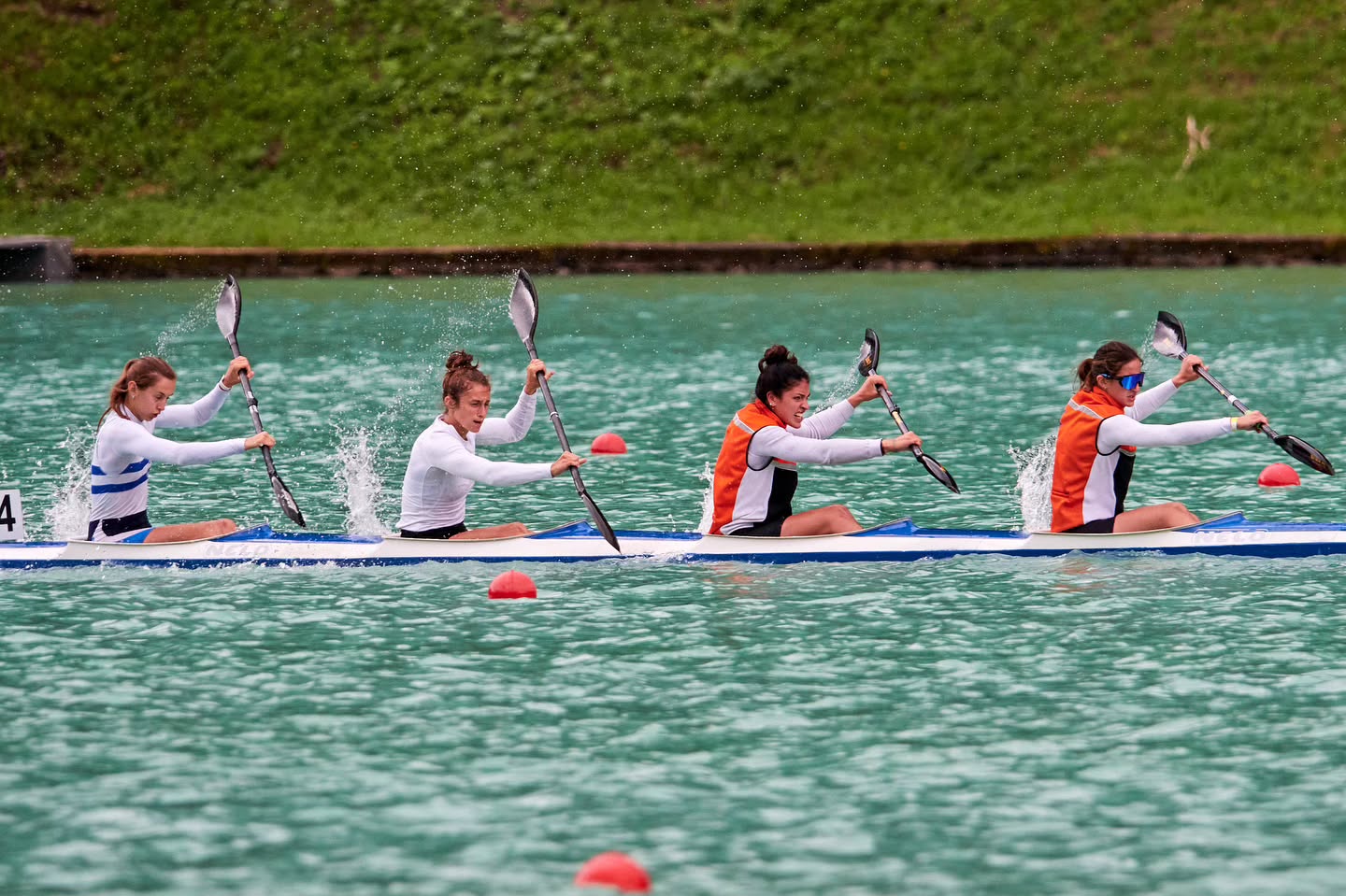 Nelle giornate di Sabato e Domenica si sono svolte le gare sui 500 e sui 200 metri.
Sofia Valli è argento nel K4 Senior 500 metri 🥈 e oro nel K4 Senior 200 metri 🥇 assieme ad Alyssa Marchetto (Canottieri Padova), Aurora Borsato e Viola Bonanno (Canoa San Giorgio)
