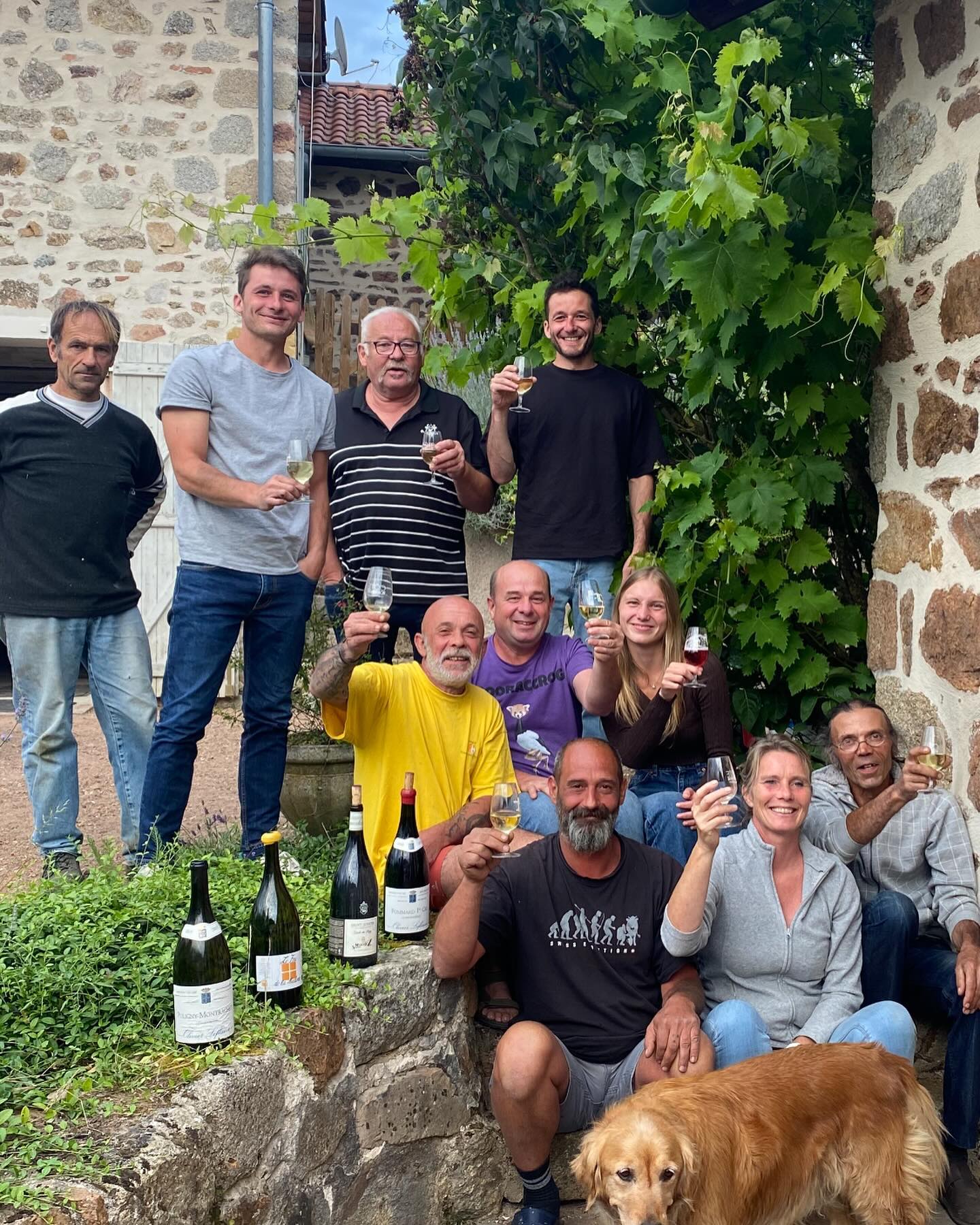 📸 ÉQUIPE 📸
Fin des relevages au domaine, on célèbre ça avec du vin et des pizzas homemade !
Un grand merci à notre équipe de choc qui nous a aidé de près ou de loin pour cette saison exceptionnelle où la vigne nous le rend bien
C’est pas fini, on lâche rien !
#gamay #gamaysaintromain #domainedespalais #coteroannaise