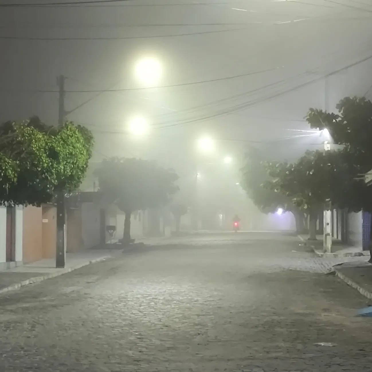 O VERDADEIRO CAMINHO DO FRIO.
Localizada a 750m de nível do mar, Montadas é a cidade mais alta do agreste paraibano. Na madrugada deste dia 30 de junho de 2024, a temperatura chegou a 15°, com sensação térmica de 13°; uma névoa fria cobriu a cidade e algumas regiões receberam ventos extremamente cortantes!
Embora realize seus festejos no meio do ano e tenha uma das temperaturas mais amenas da região paraibana, Montadas não está inclusa no programa do Governo do Paraíba "Caminhos do frio" (@caminhosdofrioparaiba), mesmo apresentando temperaturas mais baixas do que alguns municípios contemplados. Isso é algo que precisa ser revisto, para incentivar turismo e o comércio na região.
#Montadas #Paraiba #Clima #Frio #AHM #ArquivoHistóricoDeMontadas 🏞️🌫️🌬️❄️⛄
