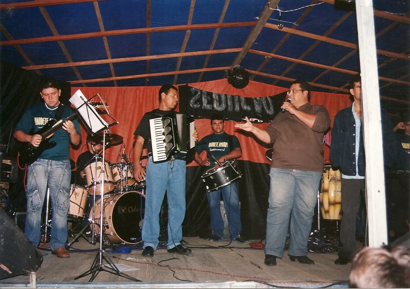Há 20 anos ocorria o IV São João do povo em 2004, que tradicionalmente ocorria na Rua José Cirino da Silva. 🌽🎊💃🏻🕺🏻🌾
Viu algum amigo? Marque-o na foto.
#Sãojoãodopovo #Montadas #Paraiba #AHM #ArquivoHistóricoDeMontadas #cultura #História #sãojoão #festajunina