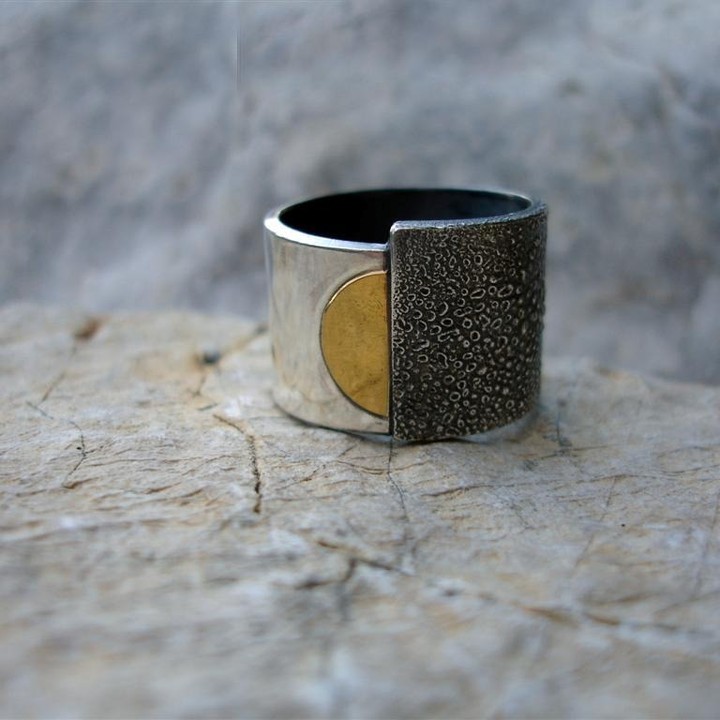ring | silver |gold
elegant asymmetry
camara.nafplio.greece
#camaraworkshop #nafplio #greece
#jewelry #handmade #moderndesign
#silver #gold #designjewelry #art #ring #minimaldesign