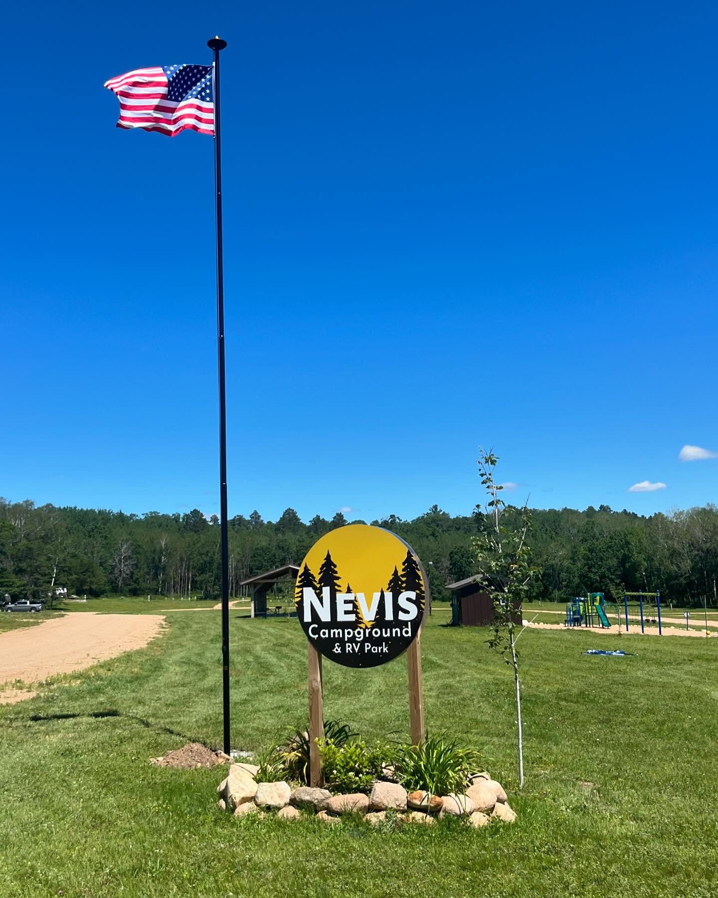 🇺🇸 Campground flag flying high just in time for the 4th of July! Welcome in, campers! 🙌