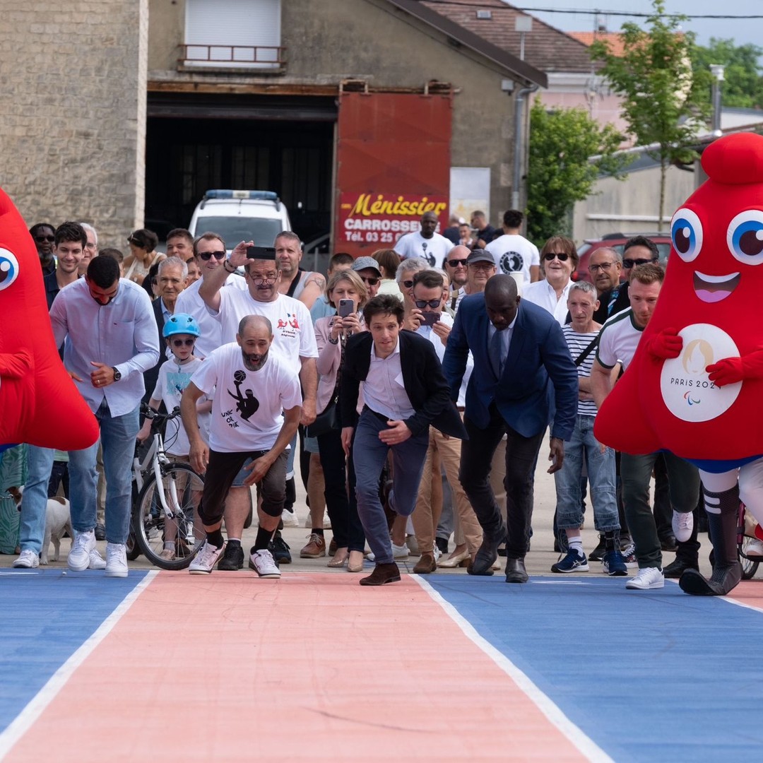 Les Jeux Olympiques et Paralympiques laissent un héritage en dehors des sites olympiques et des grandes métropoles, dans des villes moyennes comme Saint-Dizier.
Vendredi dernier, à l’occasion du passage du relais de la flamme olympique, la ville de @saintdizierfr a inauguré un véritable projet de transformation urbaine en faveur d’une pratique sportive et de loisirs pour tous.
Concrètement :
🏃♀️🚲 une grande boucle de 8 km pour marcher, courir, pédaler ou trottiner le long de l’eau
🏊♂️ 4 sites aménagés pour accéder à l’eau
🎣 un spot de pêche en plein centre ville
💪 un parcours du combattant de 250 mètres conçus avec les militaires de la base aérienne 113
🏐 une table de teqball
🏓 des casiers connectés pour emprunter du matériel sportif
À l'heure où la sédentarité pose plus que jamais de graves problèmes de santé publique, la ville de Saint-Dizier prend ses responsabilités et s’engage dans une politique volontariste d’accessibilité et d’accompagnement vers l’activité physique de ses habitants et visiteurs.
#terredejeux2024 #VilleHéritage #Paris2024