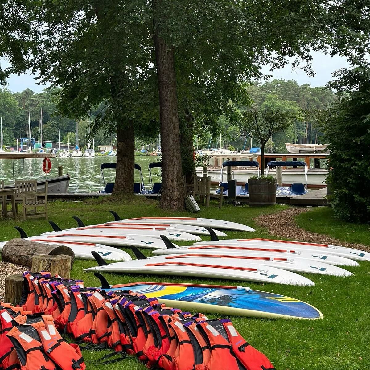 Bei uns könnt ihr nicht nur feiern, ihr habt auch die Möglichkeit Aktivitäten auszuüben wie Kajak oder SUP fahren, Bogenschießen und noch mehr.
Fragt uns gerne danach.
Ob als Teambuilding Event, beim Junggesellen-/innenabschied oder bei der Geburtstagsfeier, wir und das Team von @yaasamsee werden euch bei euren Ideen gerne unterstützen.
#eibenhofbadsaarow #feiernamscharmützelsee #eventlocation #hochzeitslocation #teambuilding #jga