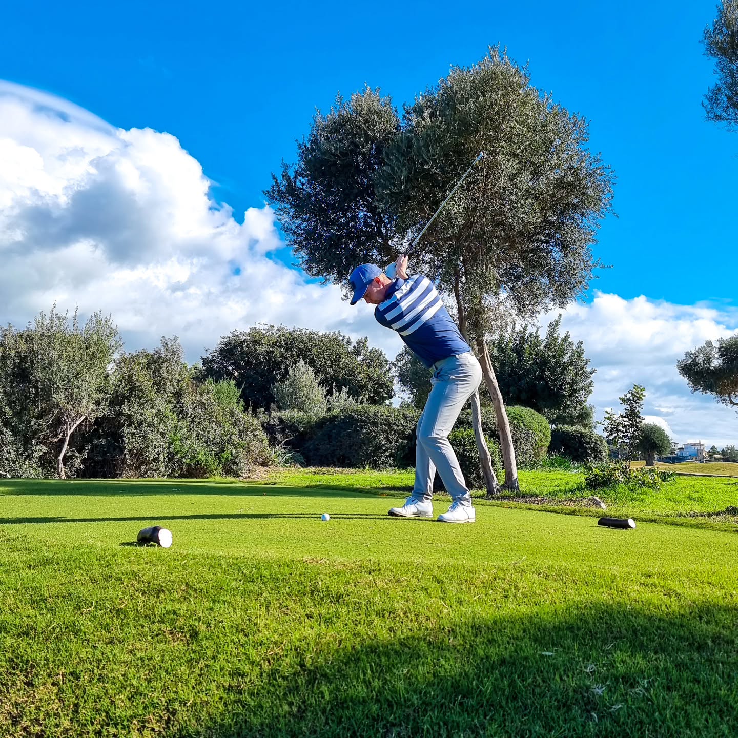 DAGS FÖR EN LEKTION? Nu har en bra del av säsongen gått och banorna börjar bli bra. Går spelet enligt plan? eller skulle du må bra av en avstämning för att spela lite bättre. Därför under juli månad så erbjuder jag 10% rabatt på lektioner om du använder kod JULI10 när du bokar.
Vem är Mathias Dahl?
Jag är tränare på HaningeStrand GK sedan fyra säsonger tillbaks. Innan dess reste jag runt i Nordamerika och spelade professionellt med varierande resultat. Jag älskar att hjälpa golfare av alla nivåer och vill ni lära känna min coaching stil lite bättre, se till att kolla lite videos på min YouTube kanal under Mathias Dahl. Jag hoppas att se er inom kort i träningsbåset. Med vänliga hälsningar Mathias.