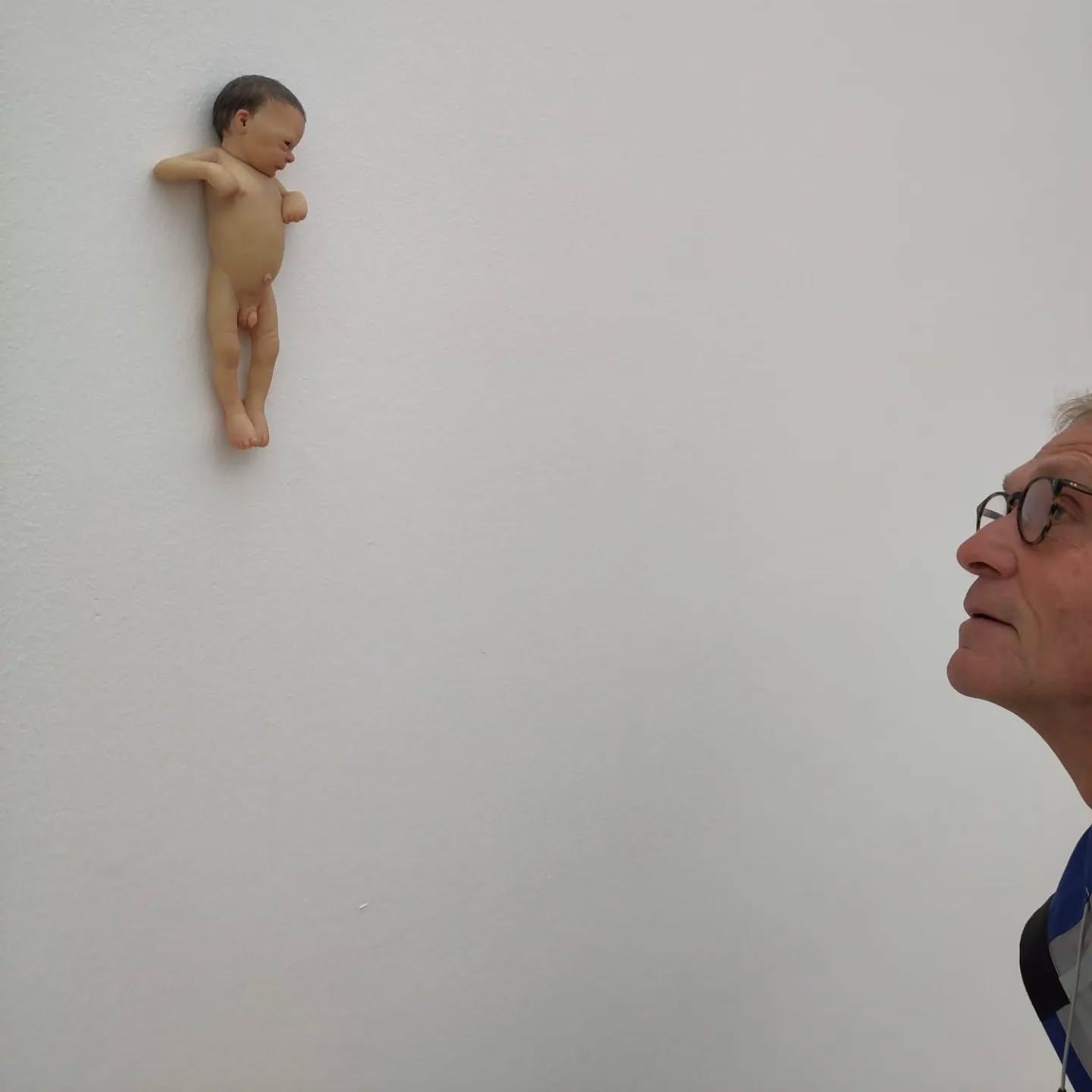 Søs was vanochtend met haar man Wim bij Ron Mueck tentoonstelling in Museum Voorlinden. Alwaar ze de kleine kinderen niet achter het behang plakken, maar gewoon erop... 😉