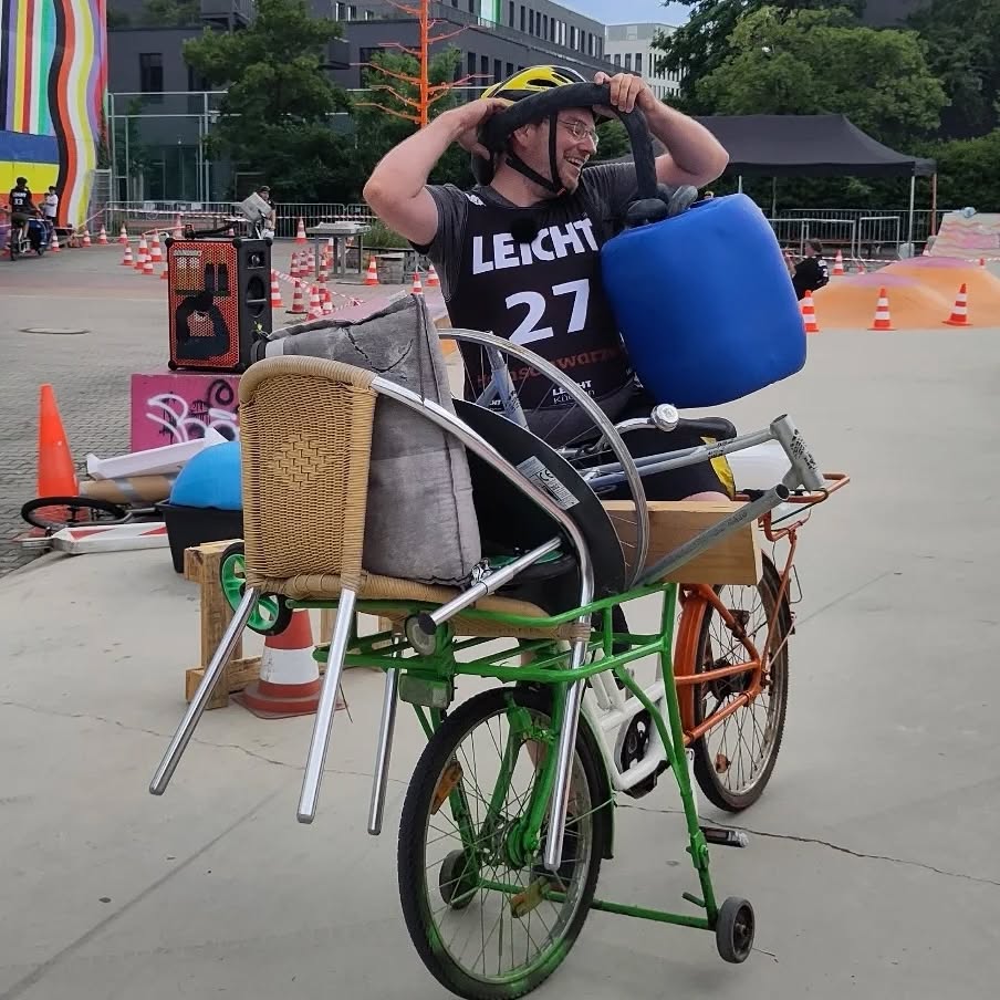 Hier mal noch ein paar Bilder vom Lastenradlrennen vom @freielastenradl am vergangenen Sonntag,
Es war eine Riesengaudi! Vielen Dank nochmal für dieses tolle Event, hoffentlich nächstes Jahr wieder!
Vielen Dank auch nochmal für die superschnelle Hilfe beim Rad reparieren! Und danke an @zotteler für die Bilder📷
Auf www.https://lora924.de/2024/07/04/das-rennen-der-freien-lastenradl/
Könnt ihr meinen Radiobeitrag von @radiolora92.4 übers Lastenradlrennen nachhören.
LG Mofliz
#lastenrad #ladtenradlrennen #münchen #lora #lora924
#postrad