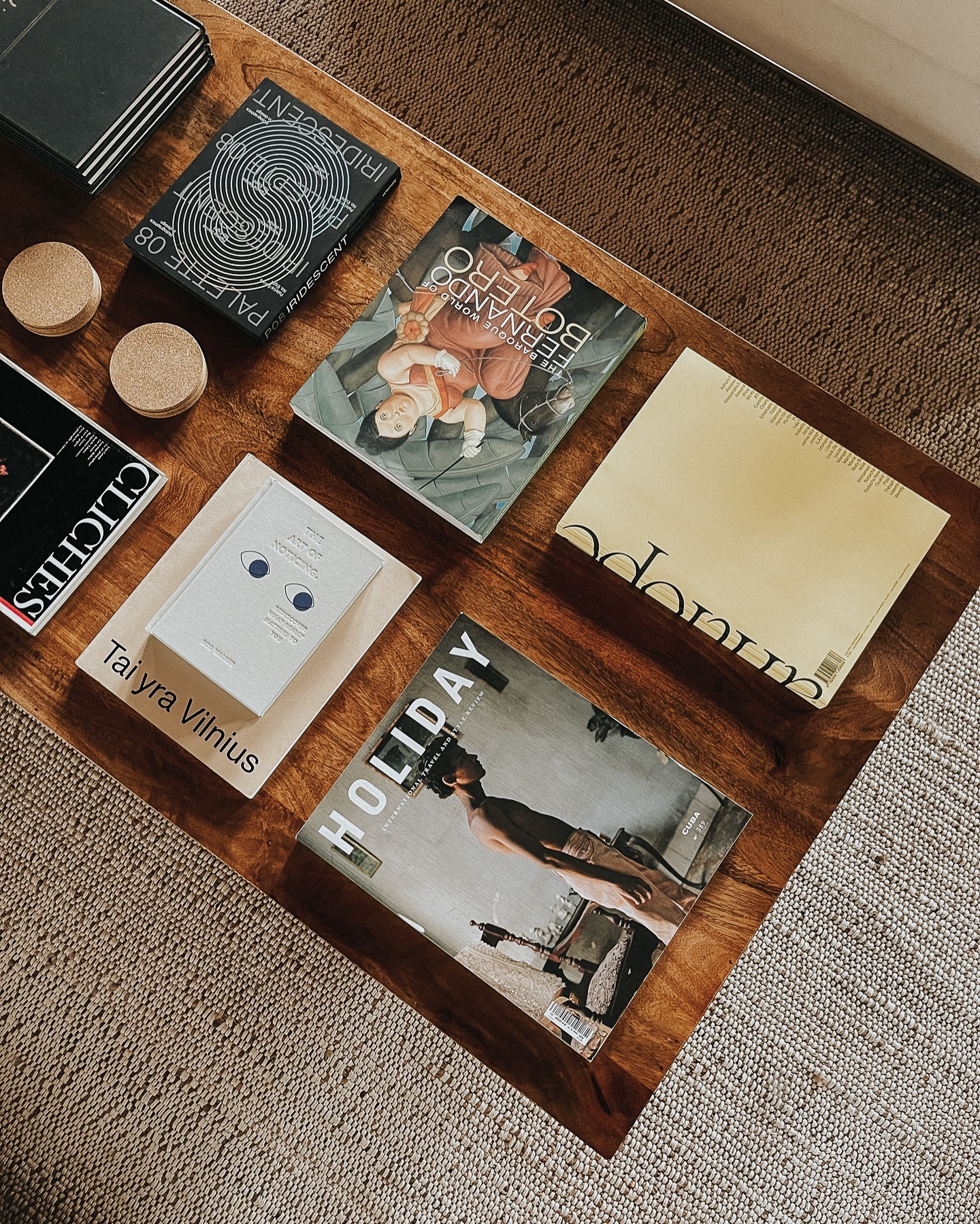 A inspiração é como o combustível para a nossa alma criativa.✨ Para criar algo significativo, precisamos nos nutrir com aquilo que realmente nos eleva. Porém, é fácil cair na armadilha de consumir conteúdos que, em vez de nos alimentar, apenas saturam nossa mente.
Busque inspiração na simplicidade do cotidiano. Observar a beleza nas pequenas coisas pode ser um antídoto poderoso contra a saturação mental.
Permita-se ser tocada por essas pequenas maravilhas diárias. ✨
Seja honesto consigo mesmo sobre o que realmente te inspira. Não se sinta pressionada a seguir as tendências ou absorver tudo o que é popular. Cada um de nós tem uma fonte única de criatividade, e é fundamental respeitar essa individualidade. A inspiração genuína vem de um lugar de autenticidade e paixão, não de conformidade e pressão externa.
A criatividade não é um recurso finito, mas precisa ser cultivada com cuidado e intenção. Se sentir que está estagnada ou sobrecarregada, não hesite em fazer uma pausa. Desconecte-se das fontes de intoxicação e reconecte-se com o que realmente importa. Caminhe na natureza, leia um livro inspirador ou simplesmente medite. Dê a si mesma o espaço necessário para respirar e se renovar.
A arte reflete nossa jornada pessoal. Quanto mais nos nutrimos com inspiração verdadeira, mais conseguimos criar obras que toquem e transformem.
Faça da busca pela inspiração um ato de amor próprio e respeito pela sua criatividade. ✨
Espero que essas imagens (que nos inspiraram essa semana) sejam ótimas gotas de inspiração pra você também! 🤍
#inspiration #quintadeinspirações #ateliecrialuz