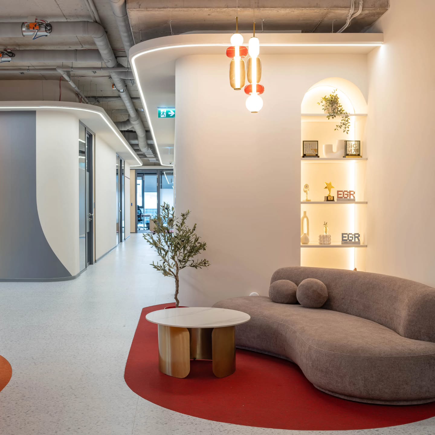 Another amazing project, another excited client!
#curvedsofa #terrazzo #branding #interiordesignideas #architecturallightingdesign #helenkossinteriors