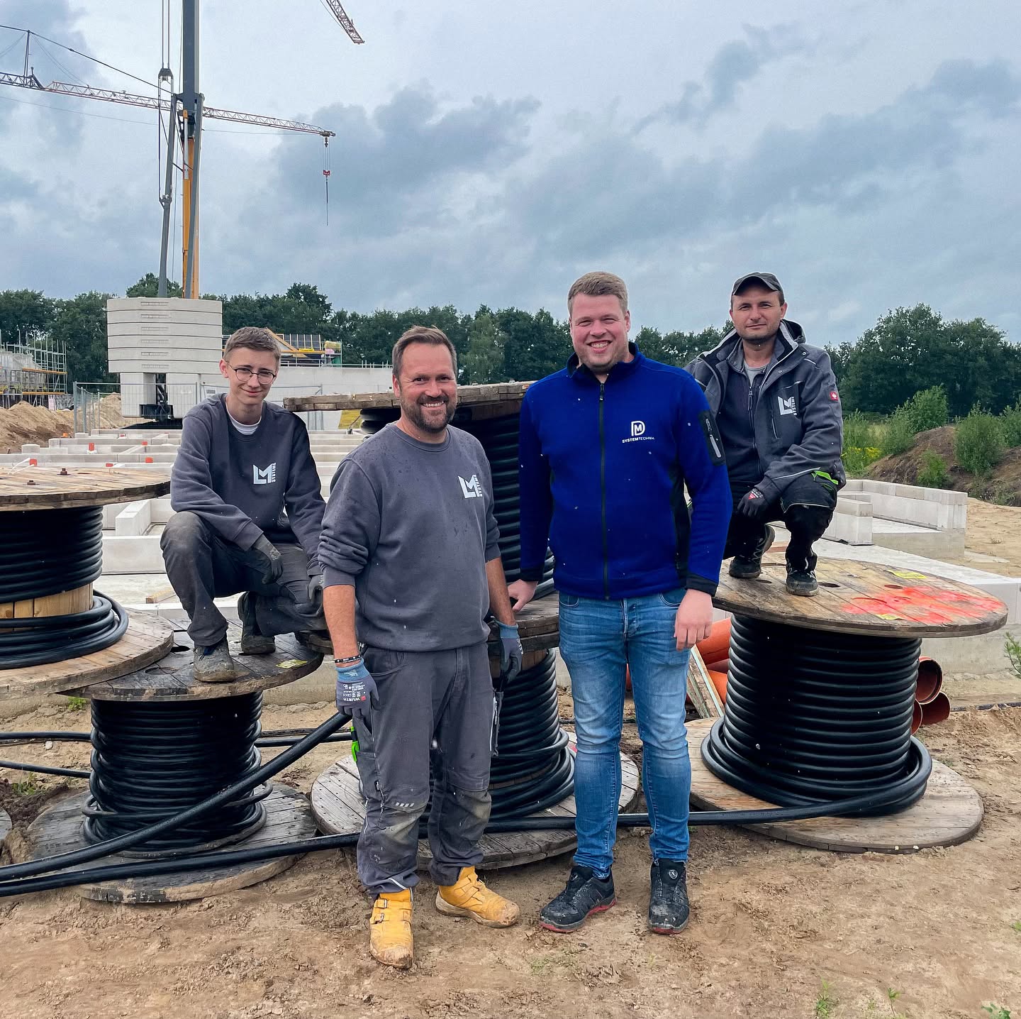 VORSTELLUNGSRUNDE 👷🏼♂️👷🏼♂️👷🏼♂️
Das Team @dm_systemtechnik & LM Systeme - zuständig für die Herstelllung der Stromversorgung als auch später die TGA in den Häusern. Die Unternehmen sind in Goldenstedt ansässig und werden von Daniel Mucker und Kai-Jens Lang angeleitet. Kabel, Kabel und Kabel, das ist die Welt unserer Elektriker 🤩 Wir freuen uns sehr auf diese Zusammenarbeit 🤝🏽
Es macht einfach Spaß mit Euch! Jetzt folgt die Ausführungsphase! ⚒️ Bald gibt es weitere Updates!
_____________________
#elektrotechnik #baustelle #niedersachsen #quartier #steinfeld #co2neutral #co2 #technik #neubaugebiet #neubau #elektriker #dmsystemtechnik