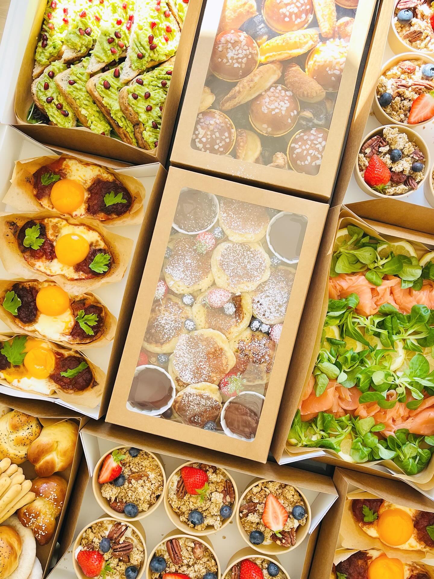 Brunch Boxes
Pancakes w/ Maple Syrup & Nutella, Granola Yogurts, Smoked Salmon, Shakshuka, Avocado Toasts, Pastries, Bread Assortment…
#brunchbox #sundaybrunch #brunchdelivery #koshercatering #kosherlondon #koshercateringlondon
