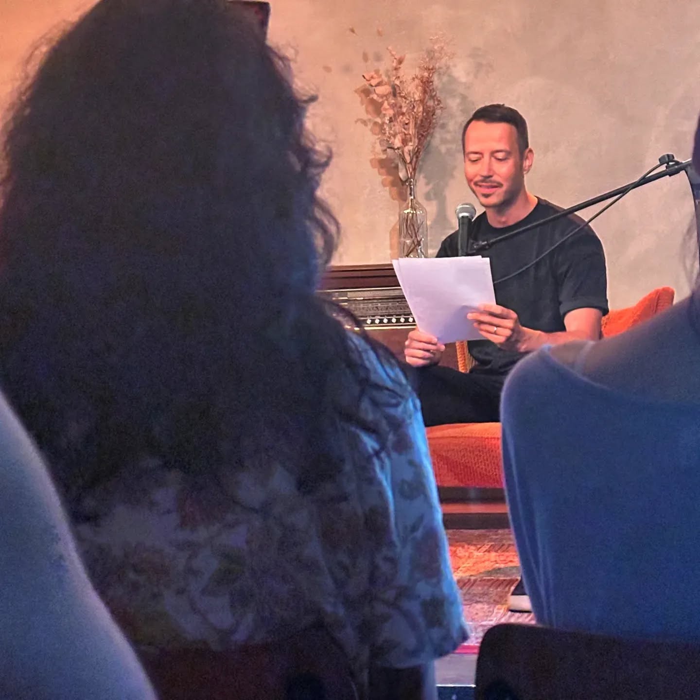 Warum ich so grinse? Weil das gerade verdammt viel Spaß macht. Sonst habe ich immer nur aus meinem Roman gelesen. Jetzt bei @readtogether_koeln das erste Mal aus einer Kurzgeschichte. Einem Kurzthriller. Einem Kurz-Noir-Thriller tropical. Und das werde ich jetzt öfter machen. Kurze Texte schreiben, Figuren aus ihrem Romanumfeld reißen, Ideen kurz und dreckig ausprobieren und mir vor allem die frustrierende Wartezeit zwischen den Roman verkürzen.